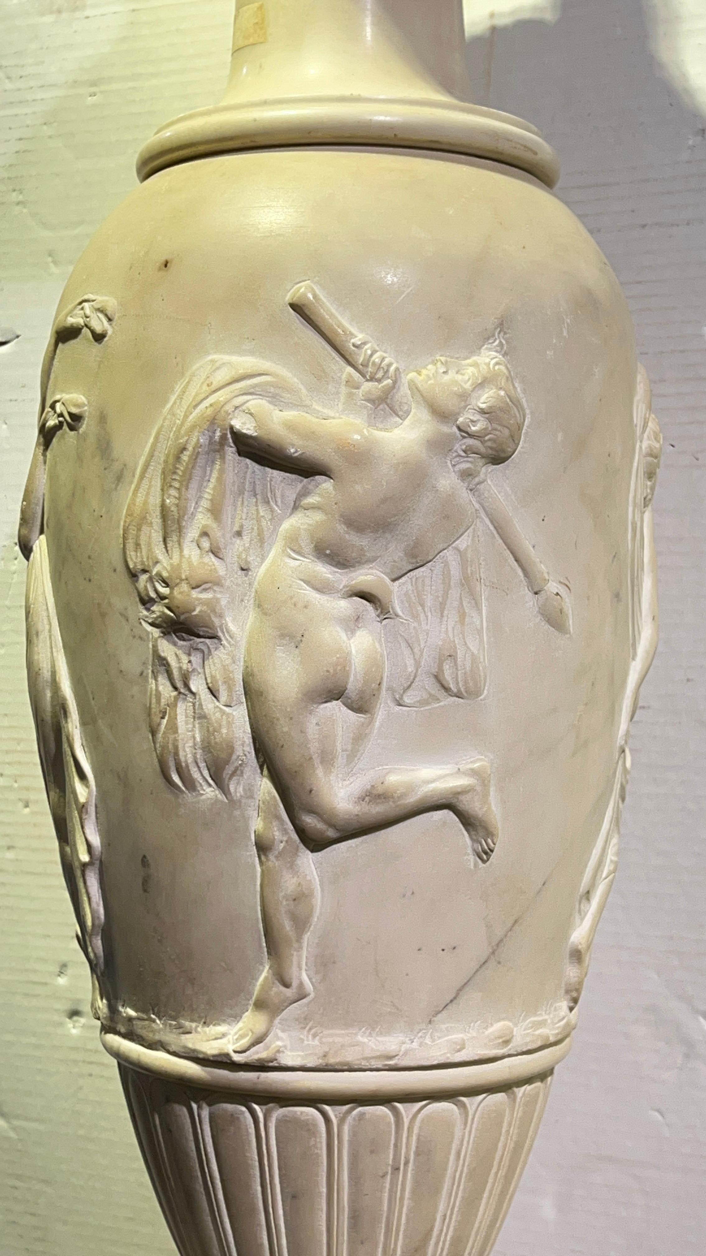 Monumentale neoklassizistische geschnitzte Urnen aus weißem Marmor, Paar (19. Jahrhundert) im Angebot