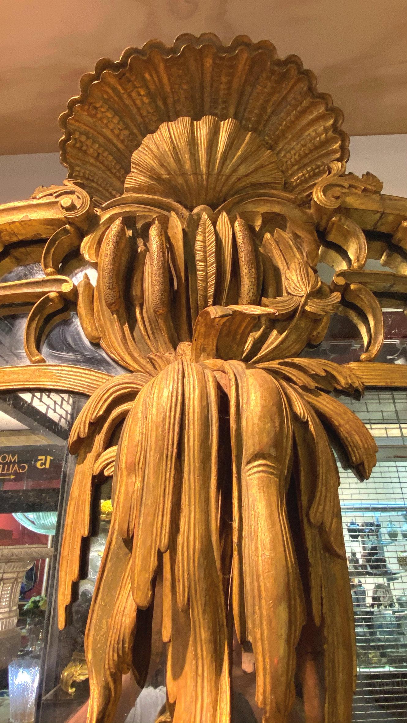 Monumentale nordeuropäische Spiegel aus vergoldetem Holz, Paar im Angebot 4