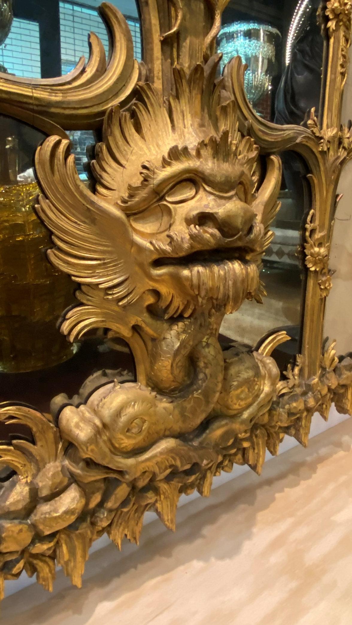 Pareja de espejos monumentales de madera dorada del norte de Europa en venta 5