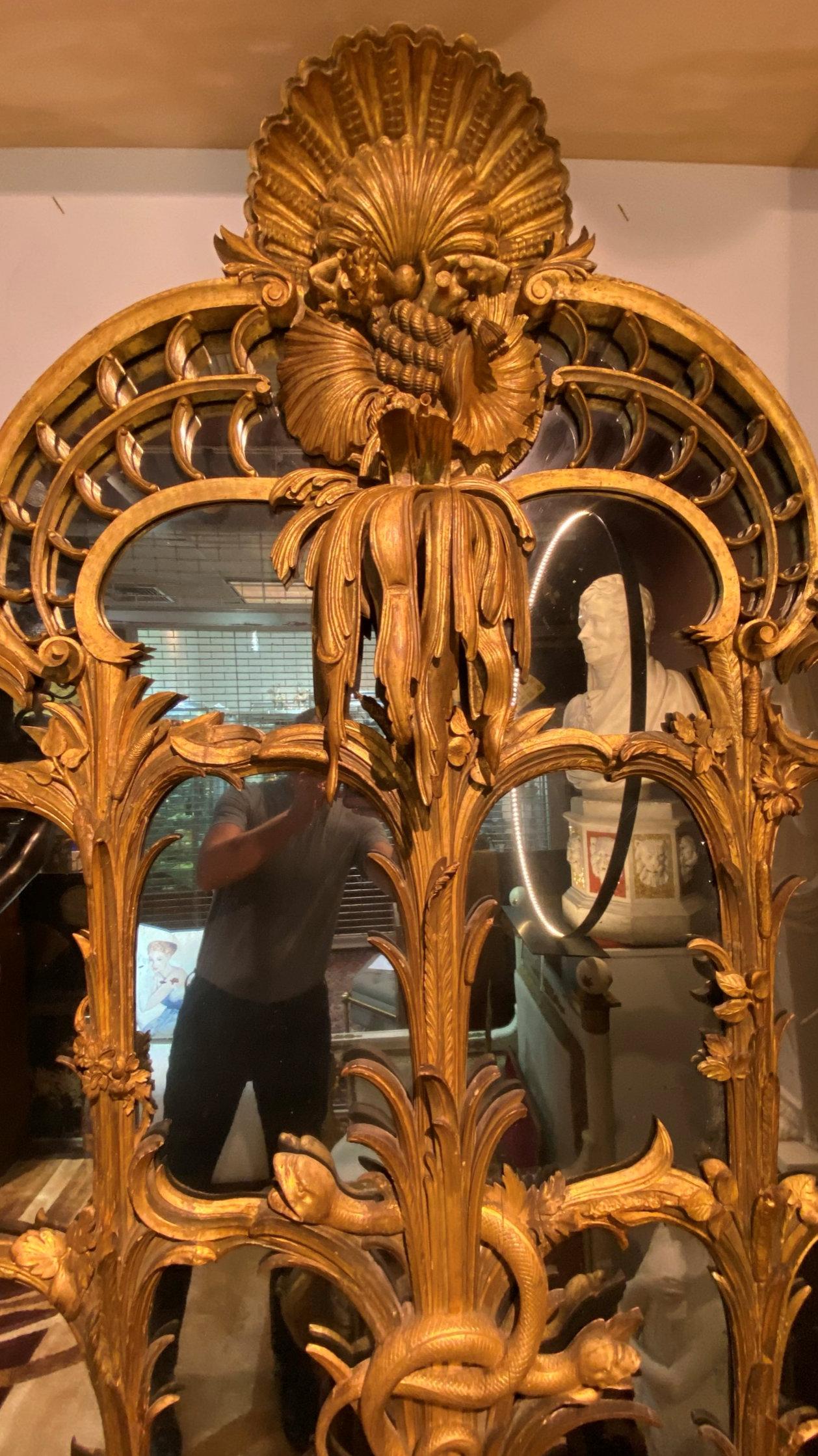 Monumentale nordeuropäische Spiegel aus vergoldetem Holz, Paar im Zustand „Gut“ im Angebot in New York, US