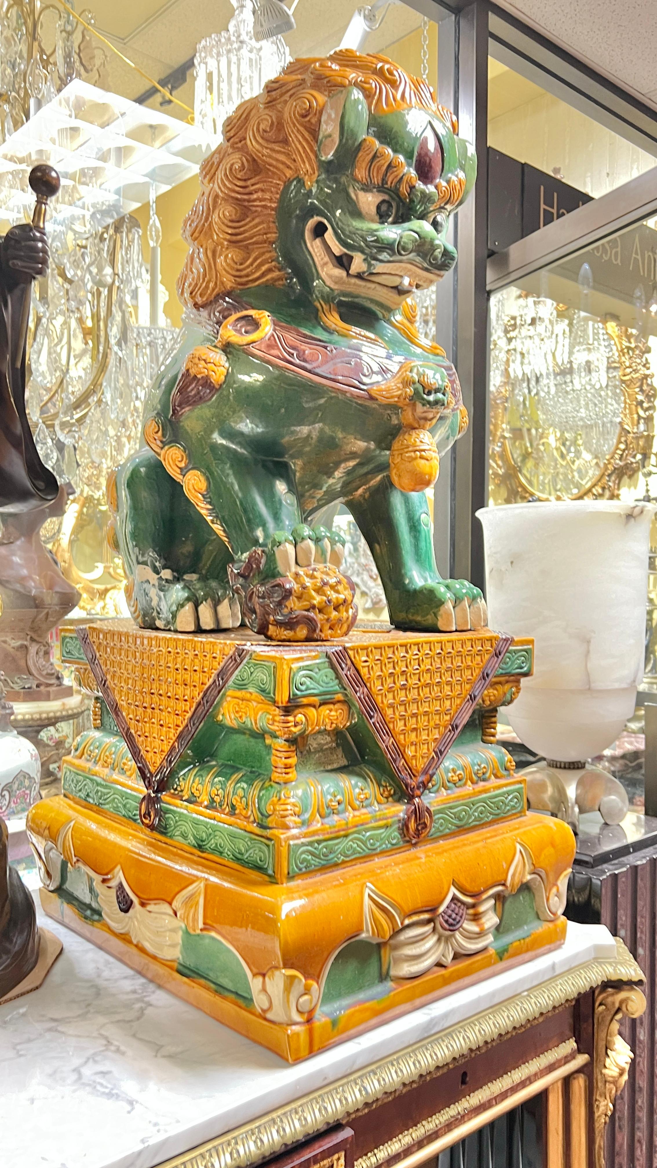 Paire de Lions gardiens bouddhistes monumentaux en terre cuite polychrome en vente 3