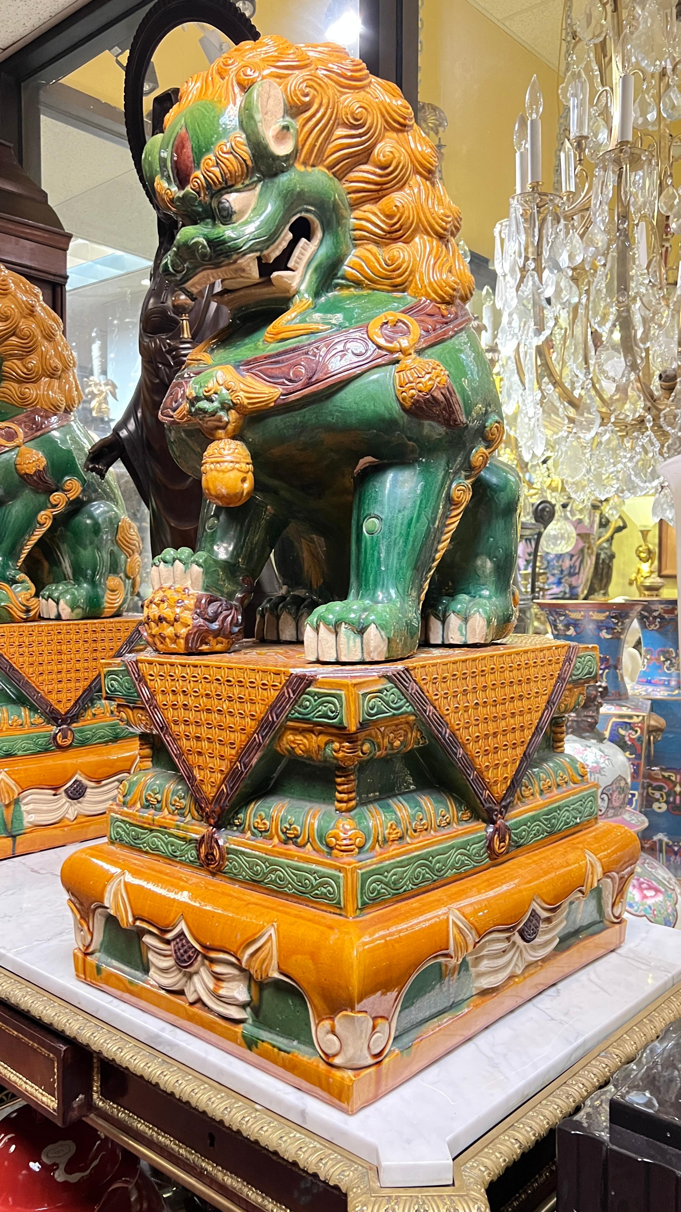Paire de Lions gardiens bouddhistes monumentaux en terre cuite polychrome en vente 4