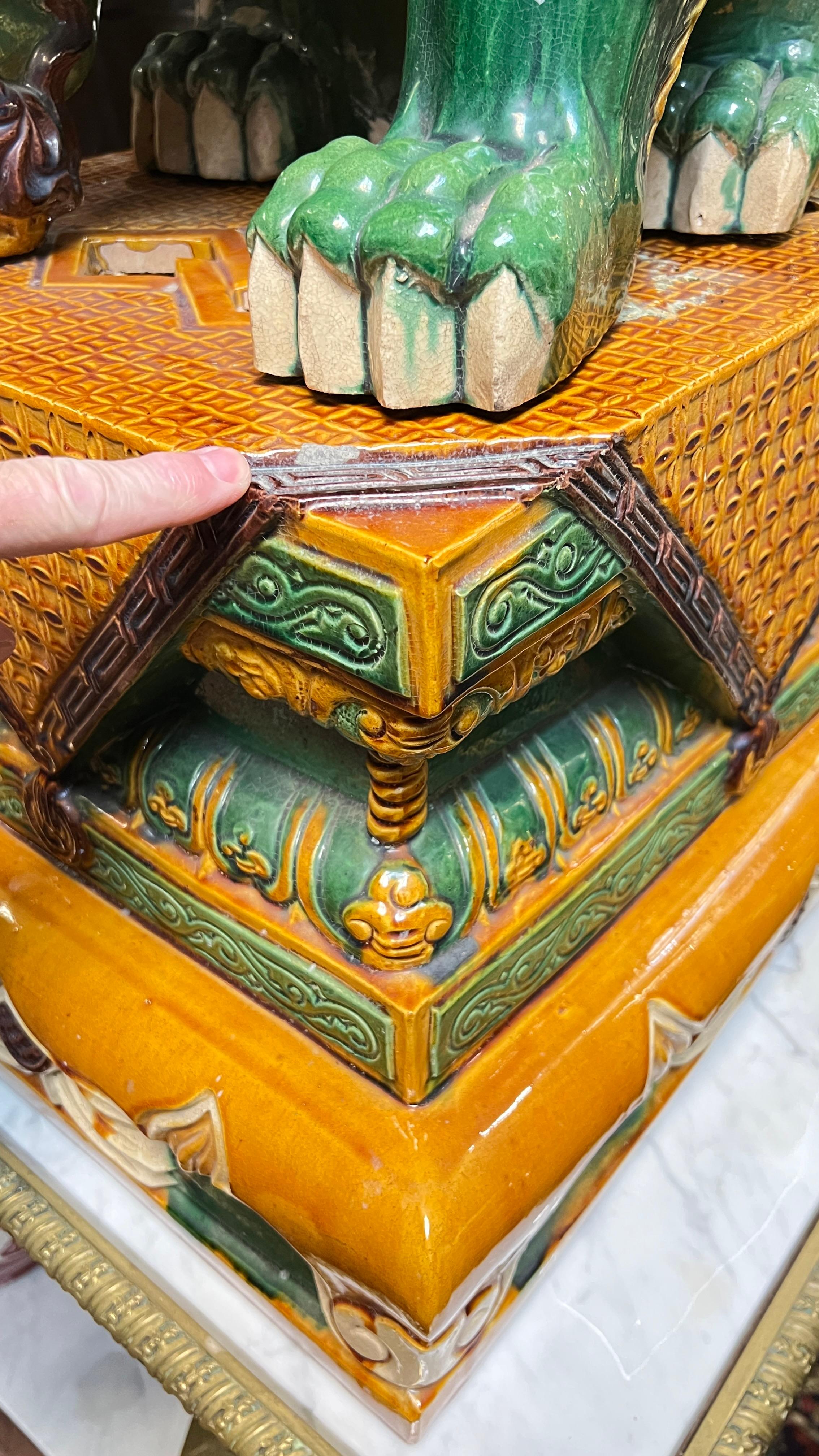 Paire de Lions gardiens bouddhistes monumentaux en terre cuite polychrome en vente 8