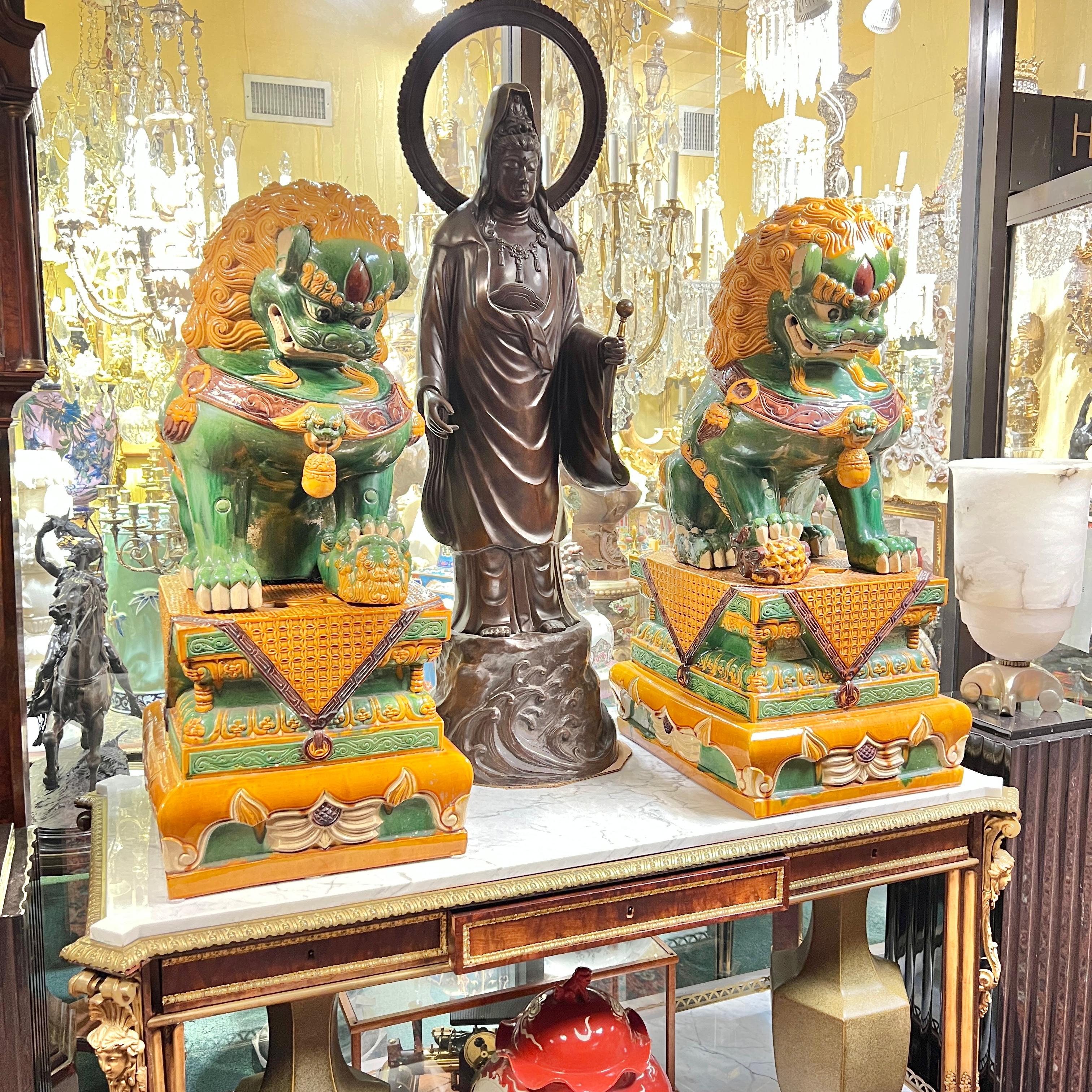 Paire de lions gardiens monumentaux en terre cuite vernissée polychrome chinoise, chacun mesurant 39 1/2 par 21 3/4 par 18 pouces.