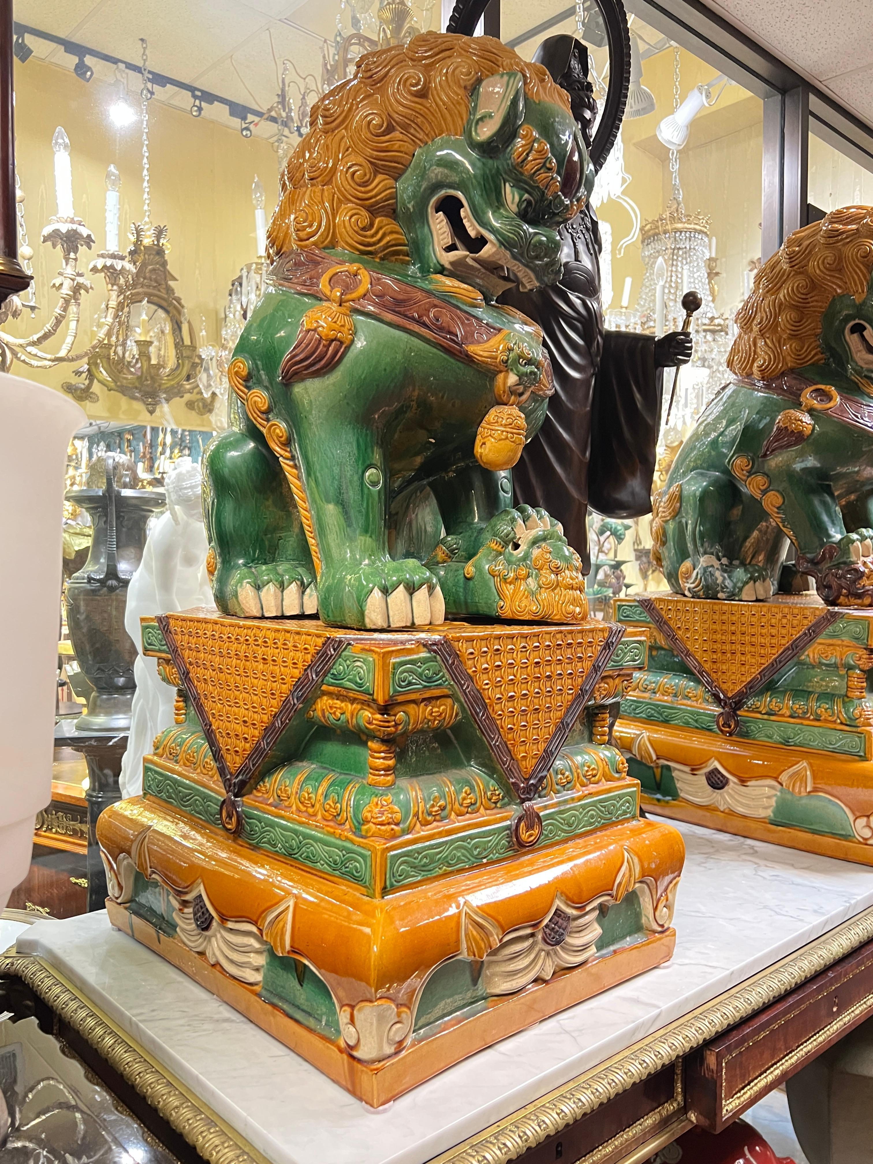 Chinois Paire de Lions gardiens bouddhistes monumentaux en terre cuite polychrome en vente