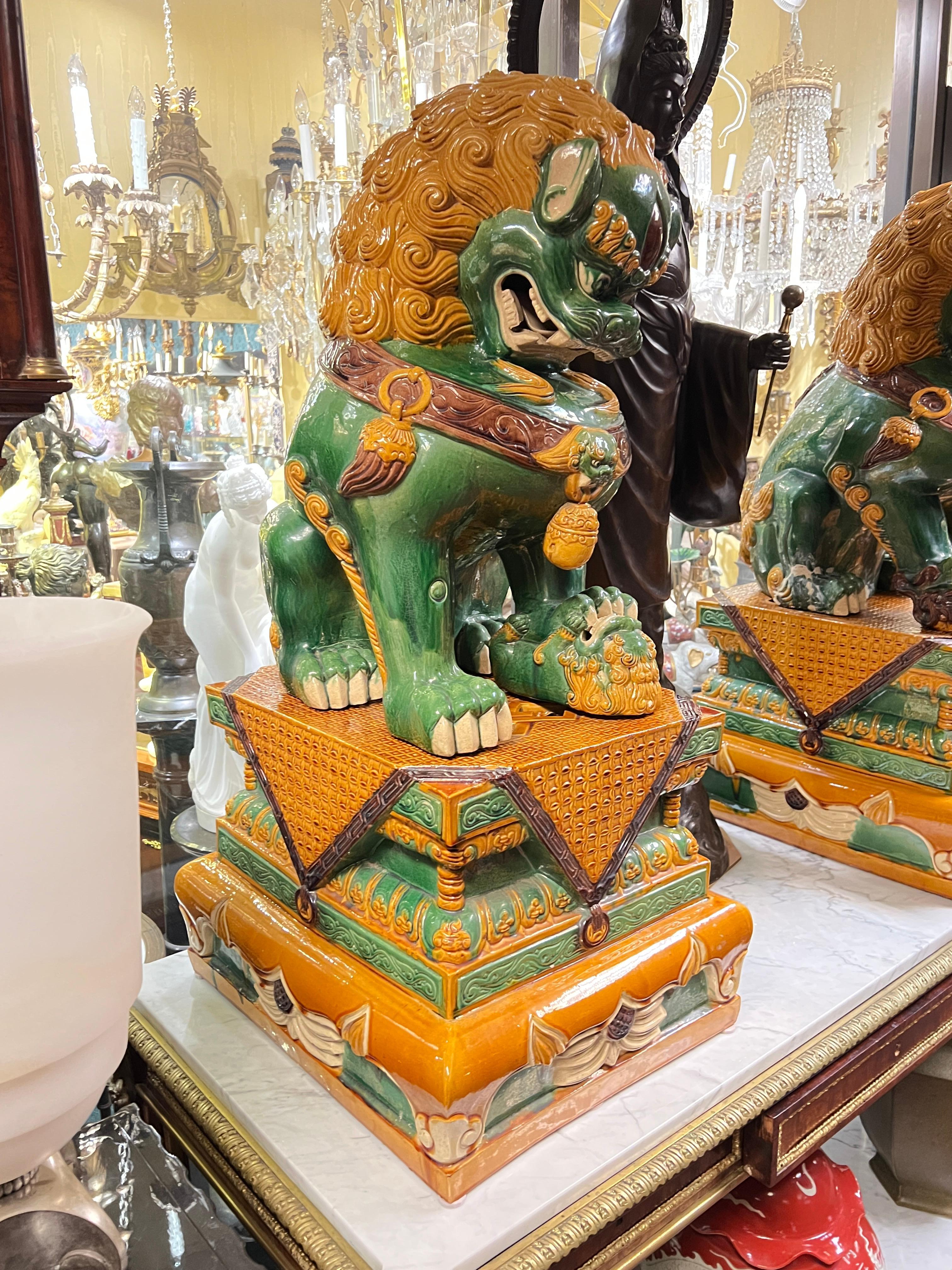 Vernissé Paire de Lions gardiens bouddhistes monumentaux en terre cuite polychrome en vente