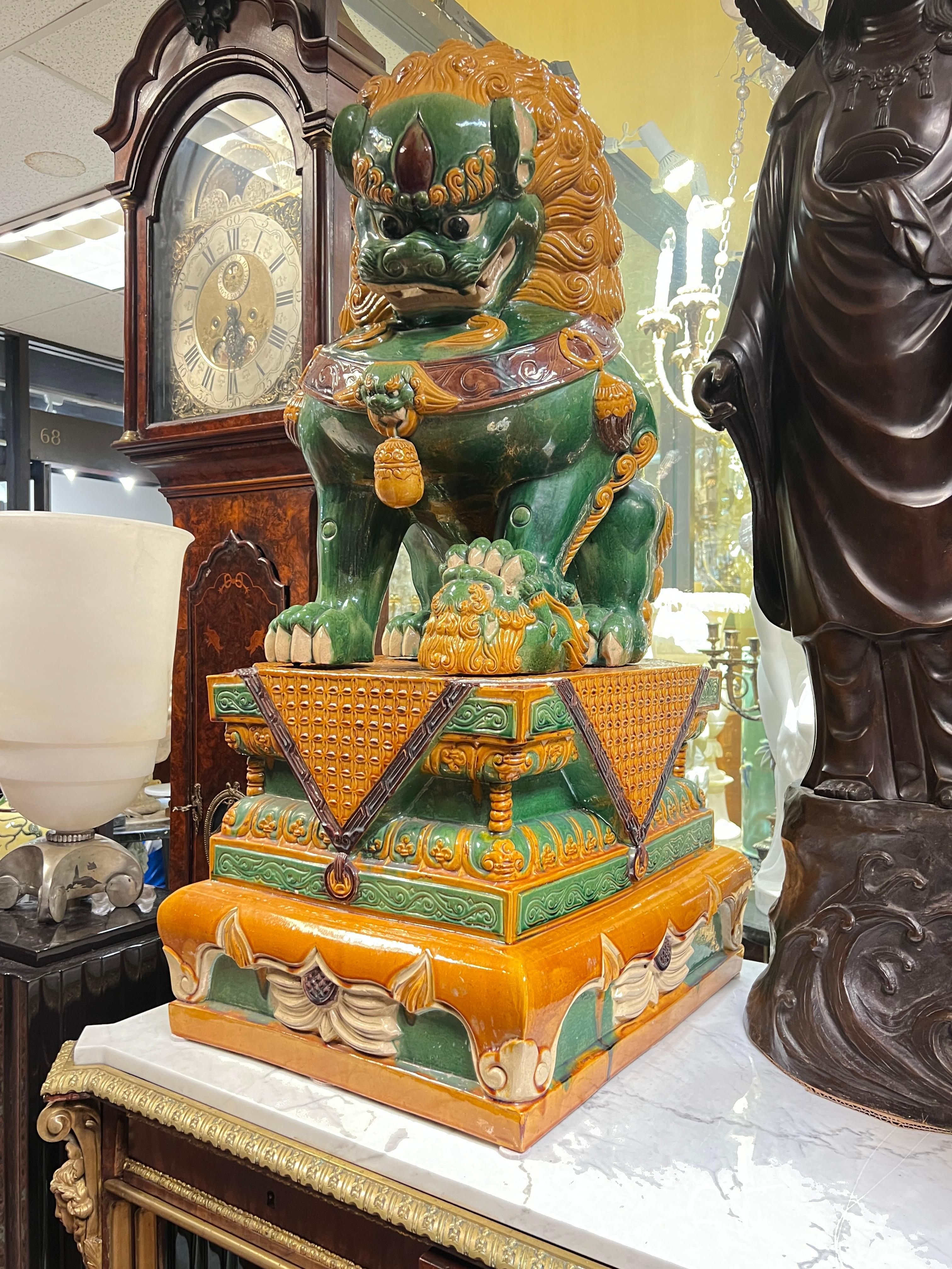 Paire de Lions gardiens bouddhistes monumentaux en terre cuite polychrome Bon état - En vente à New York, NY