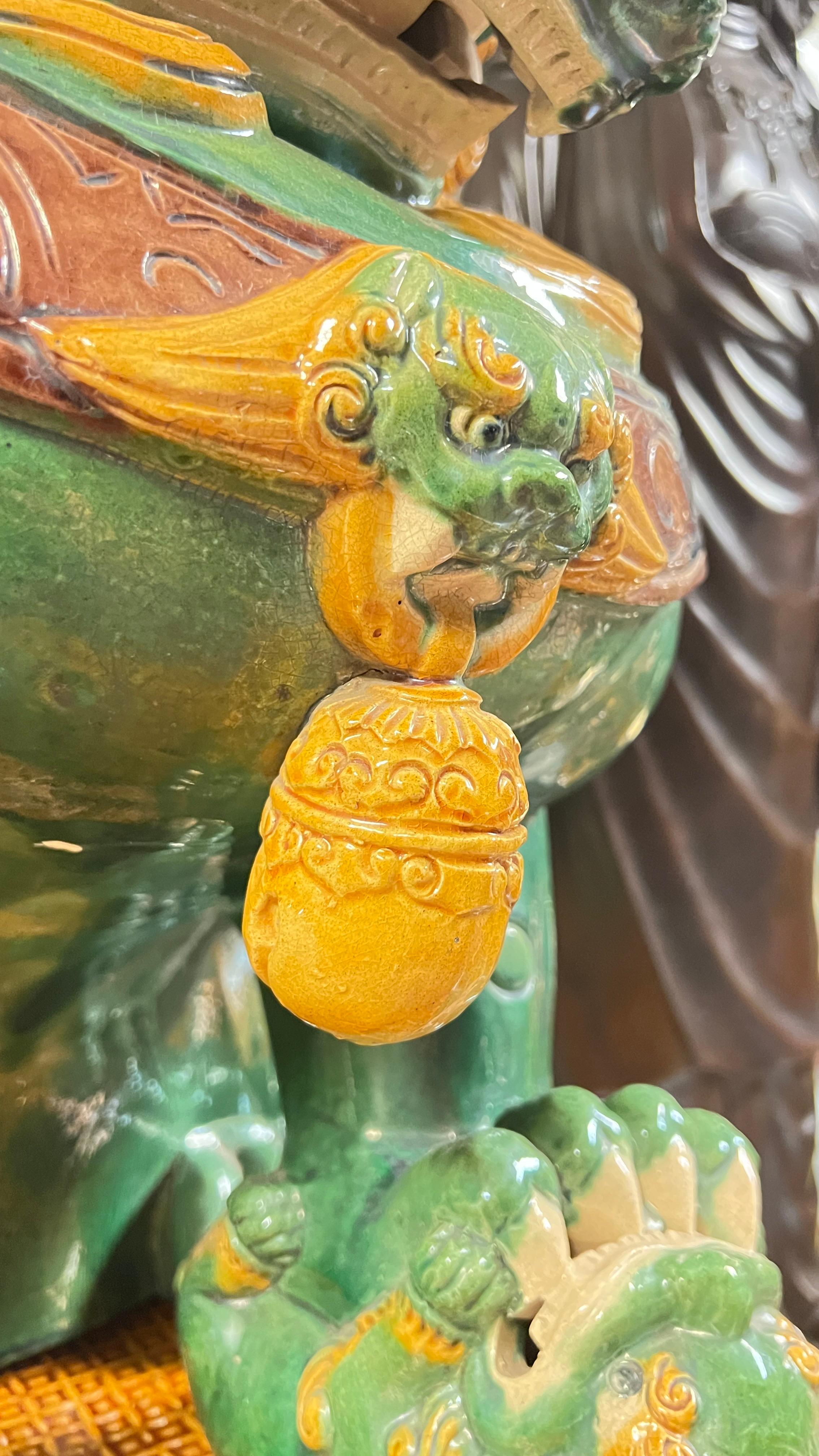 20ième siècle Paire de Lions gardiens bouddhistes monumentaux en terre cuite polychrome en vente