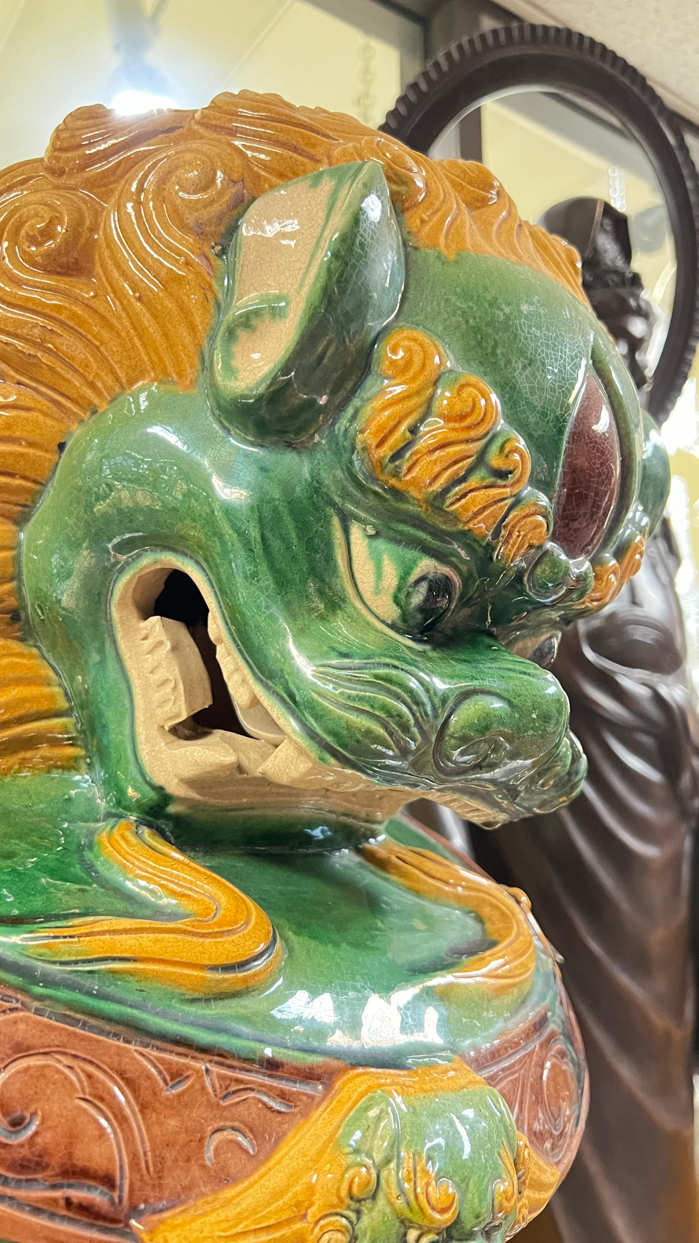 Terre cuite Paire de Lions gardiens bouddhistes monumentaux en terre cuite polychrome en vente