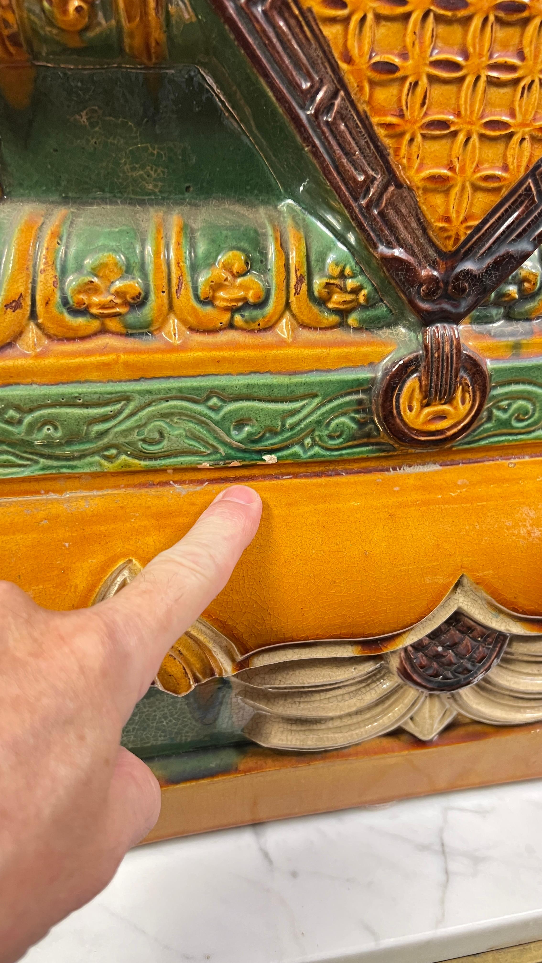 Paire de Lions gardiens bouddhistes monumentaux en terre cuite polychrome en vente 2