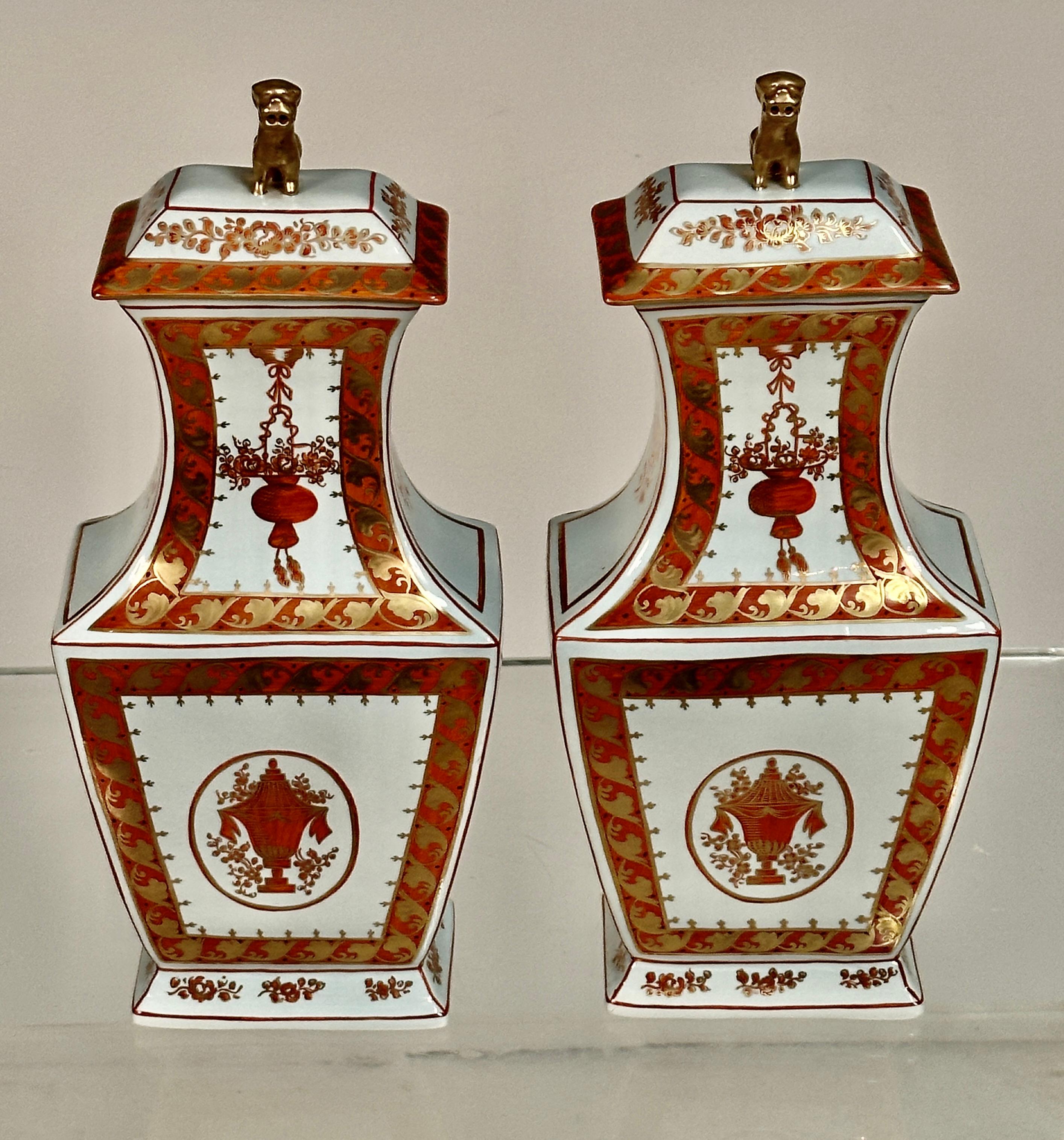 Esportazione cinese Coppia di urne a coperchio arancione Mottahedeh Old English Lowestoft in vendita