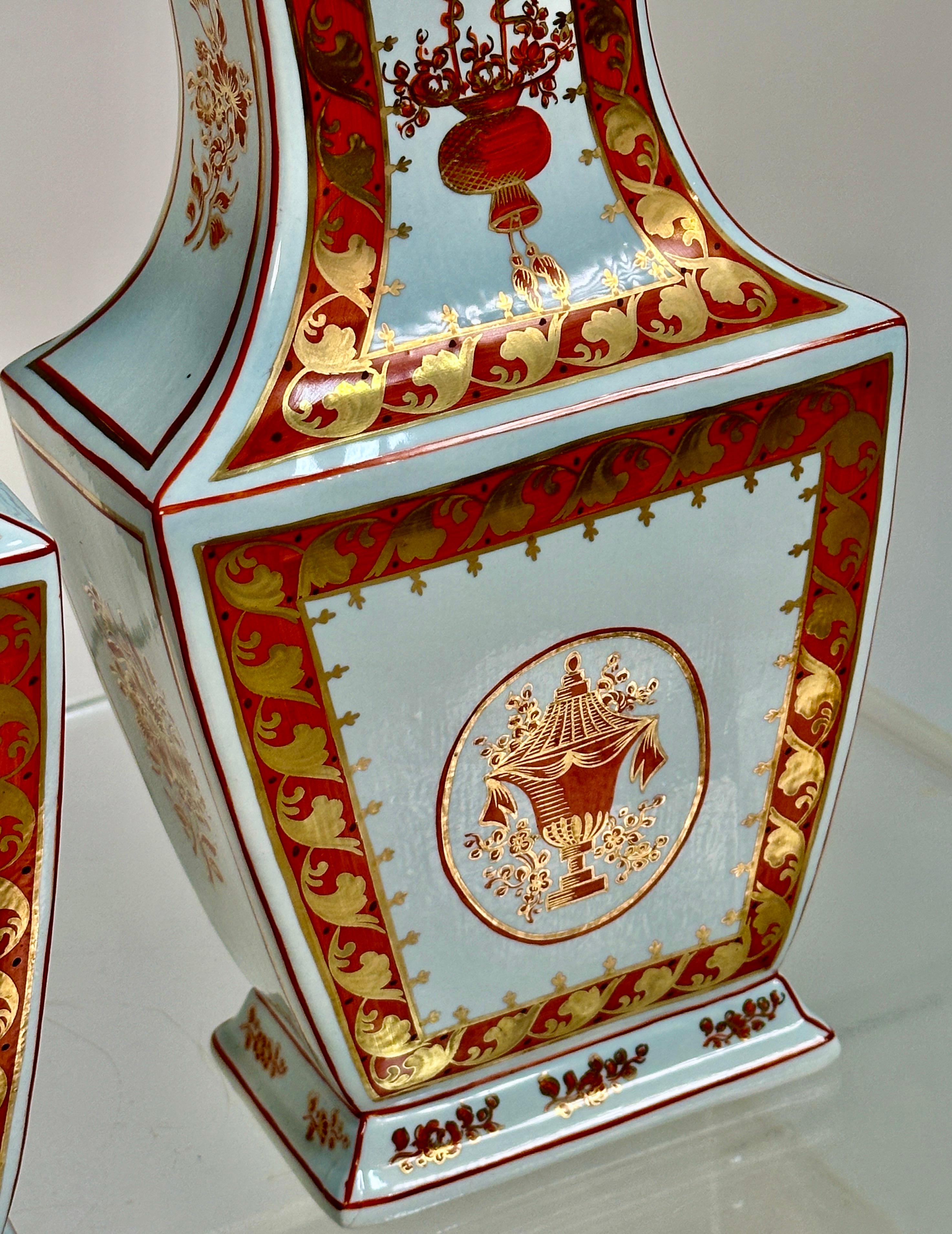 Coppia di urne a coperchio arancione Mottahedeh Old English Lowestoft In condizioni buone in vendita a Norwalk, CT