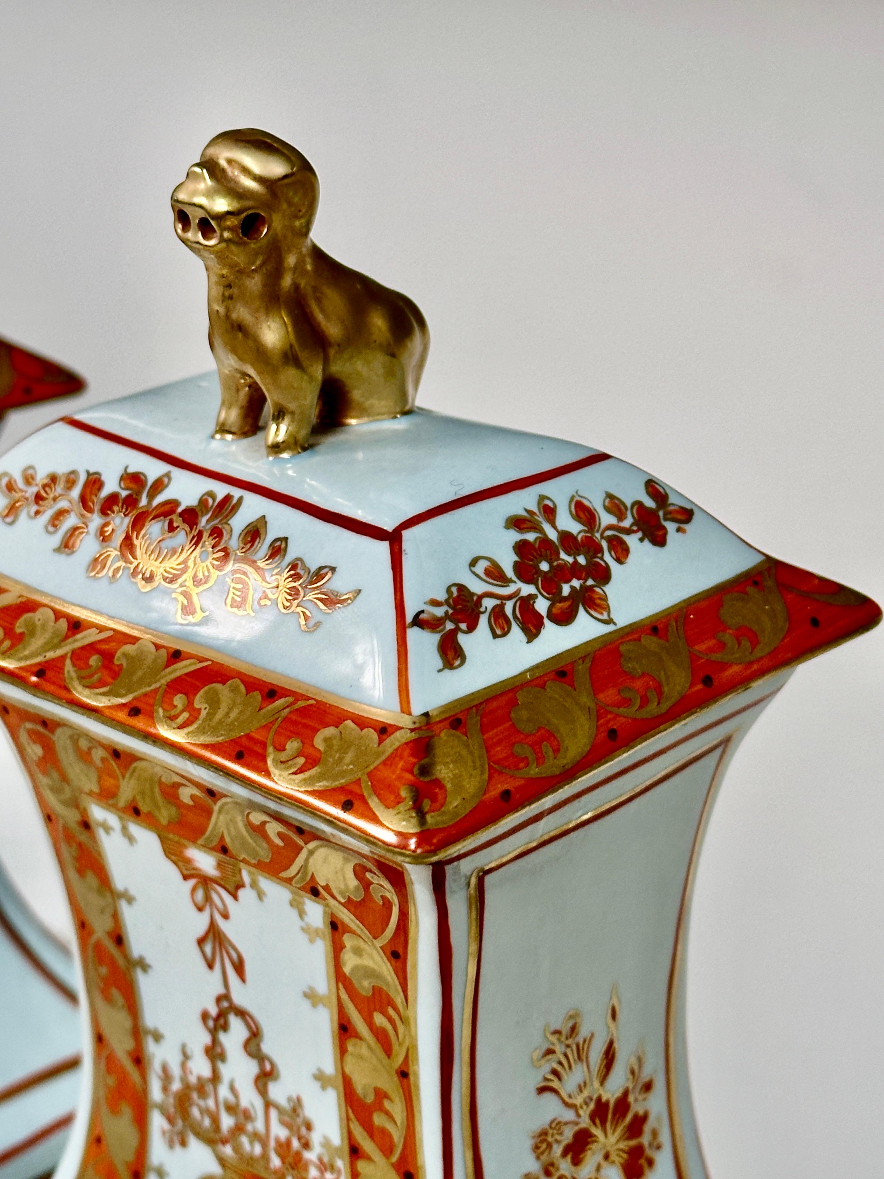 Ceramica Coppia di urne a coperchio arancione Mottahedeh Old English Lowestoft in vendita