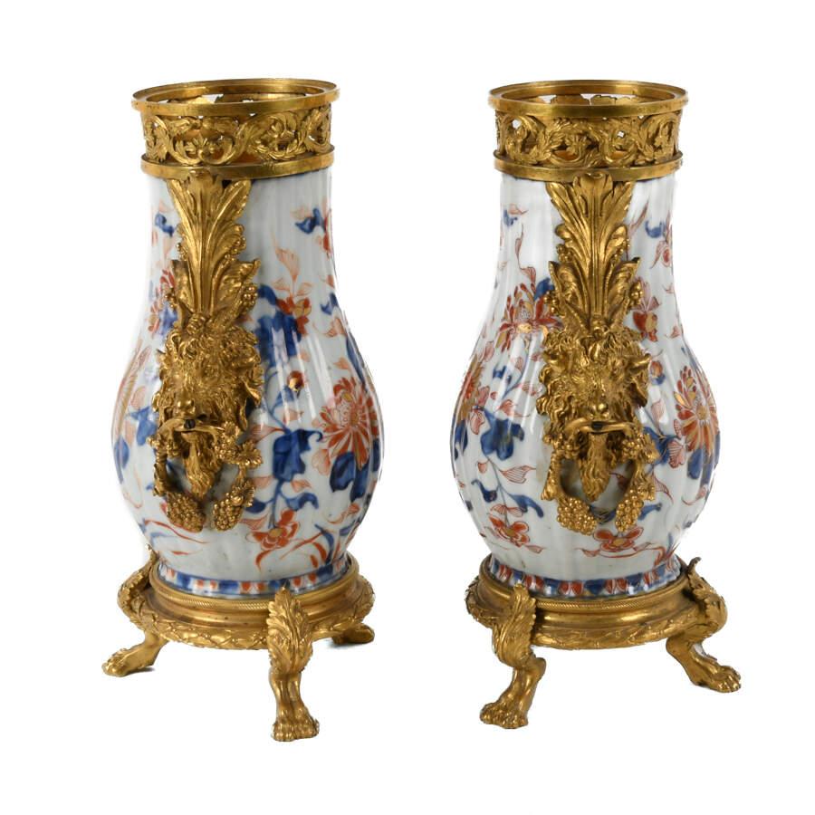 Pair Mounted Chinese Export Imari Vases (Chinesischer Export) im Angebot