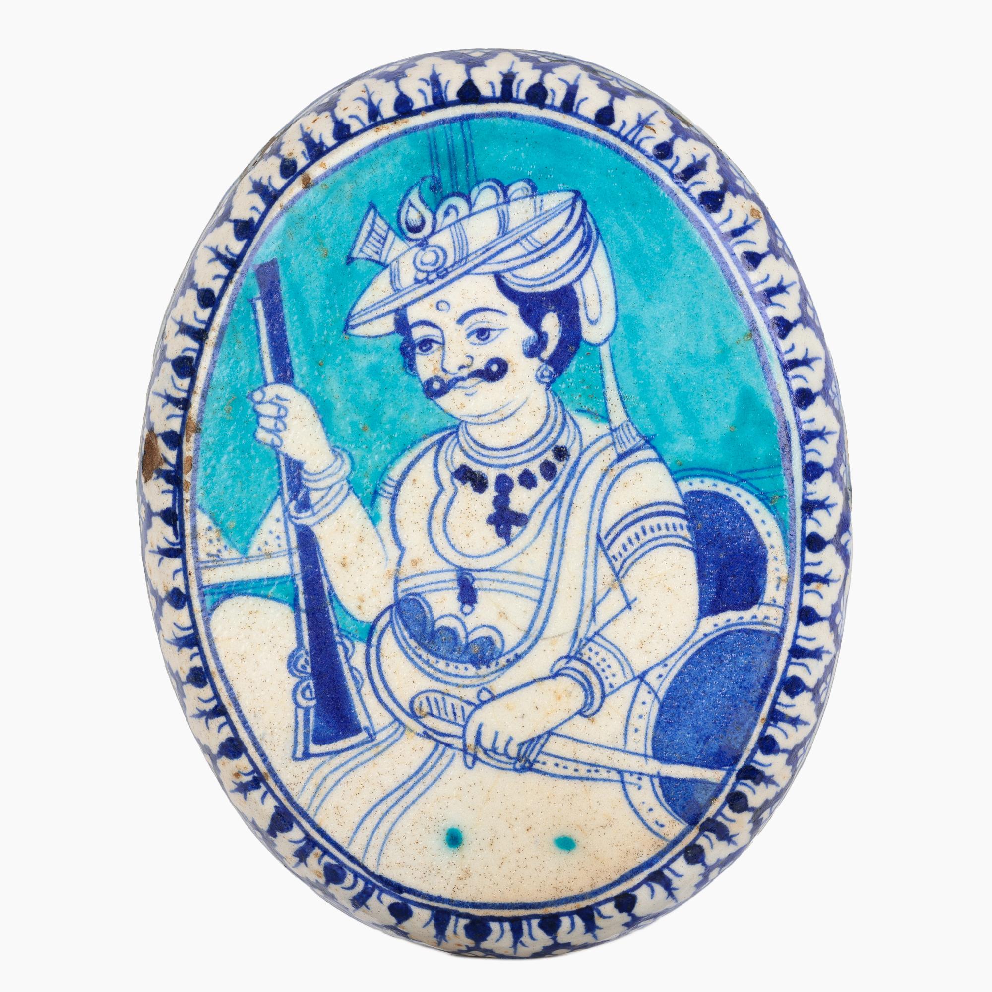 Coppia di placche in ceramica blu e bianca dipinte a mano Multani indiana Jaipur in vendita 3