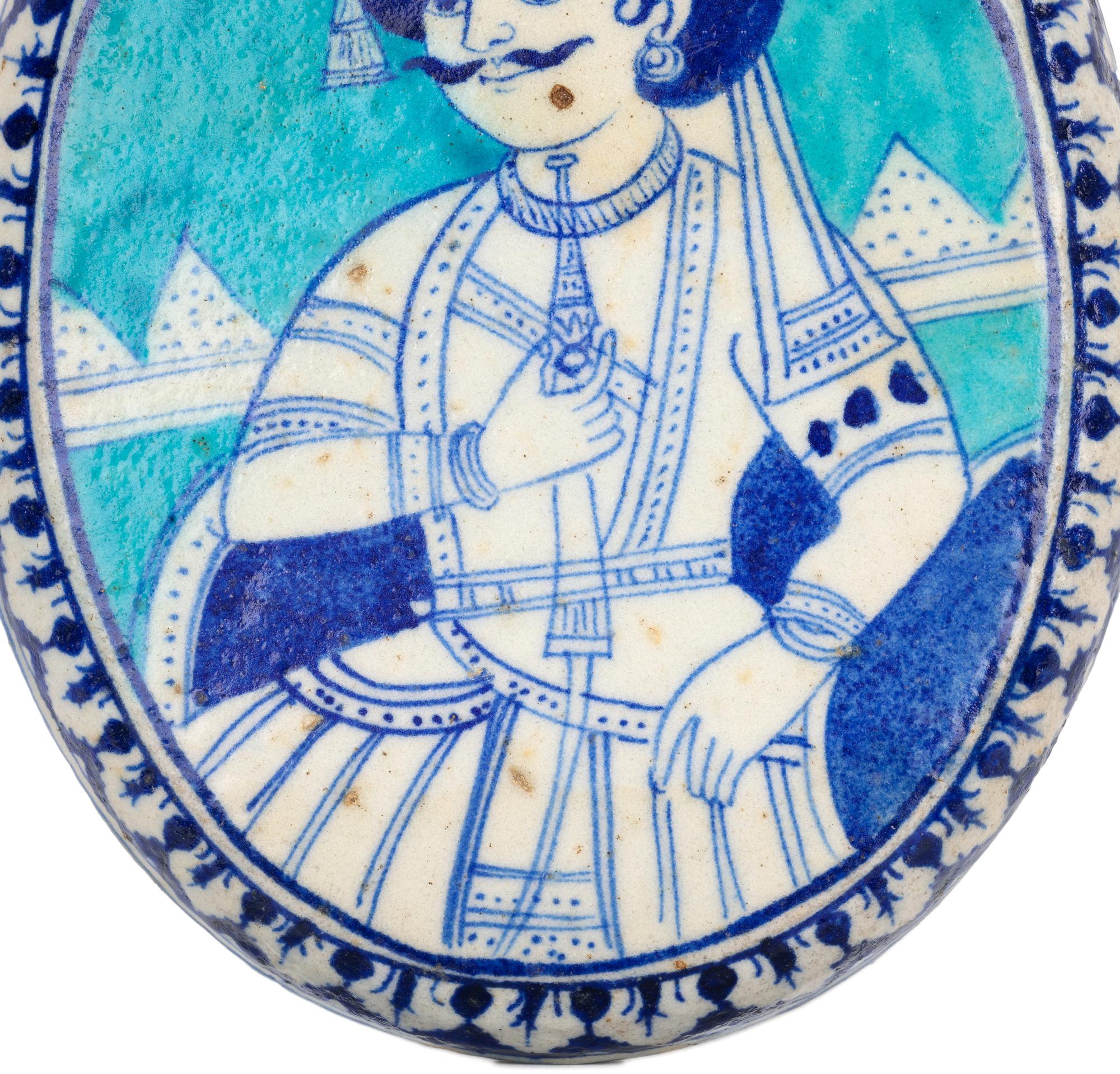 Coppia di placche in ceramica blu e bianca dipinte a mano Multani indiana Jaipur in vendita 4