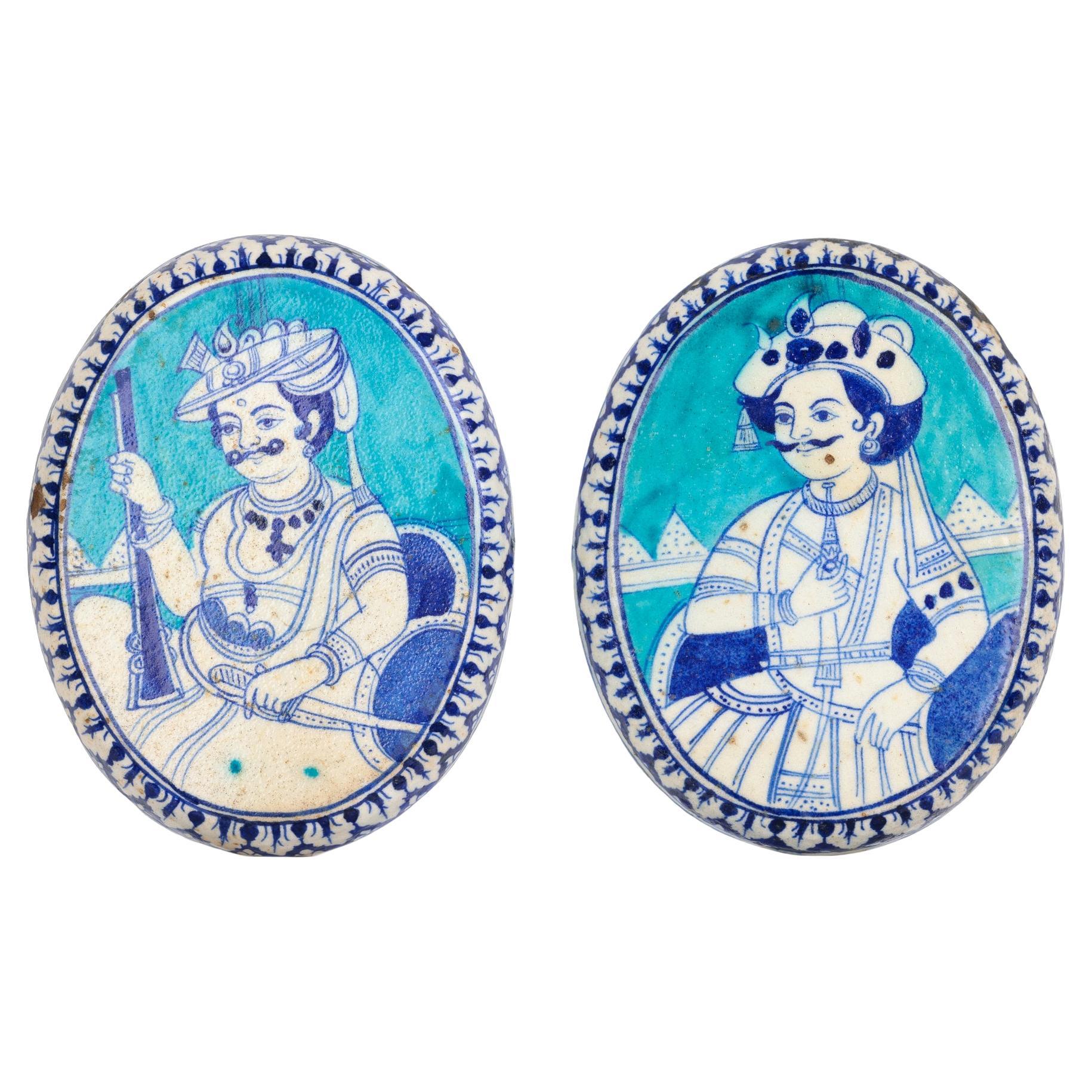 Una splendida e rara coppia di antiche targhe indiane Multani dipinte a mano, provenienti da Jaipur e risalenti al XIX secolo. Le targhe di terracotta sono spesse e di forma ovale con base piatta e bordo arrotondato, con un motivo di foglie dipinte
