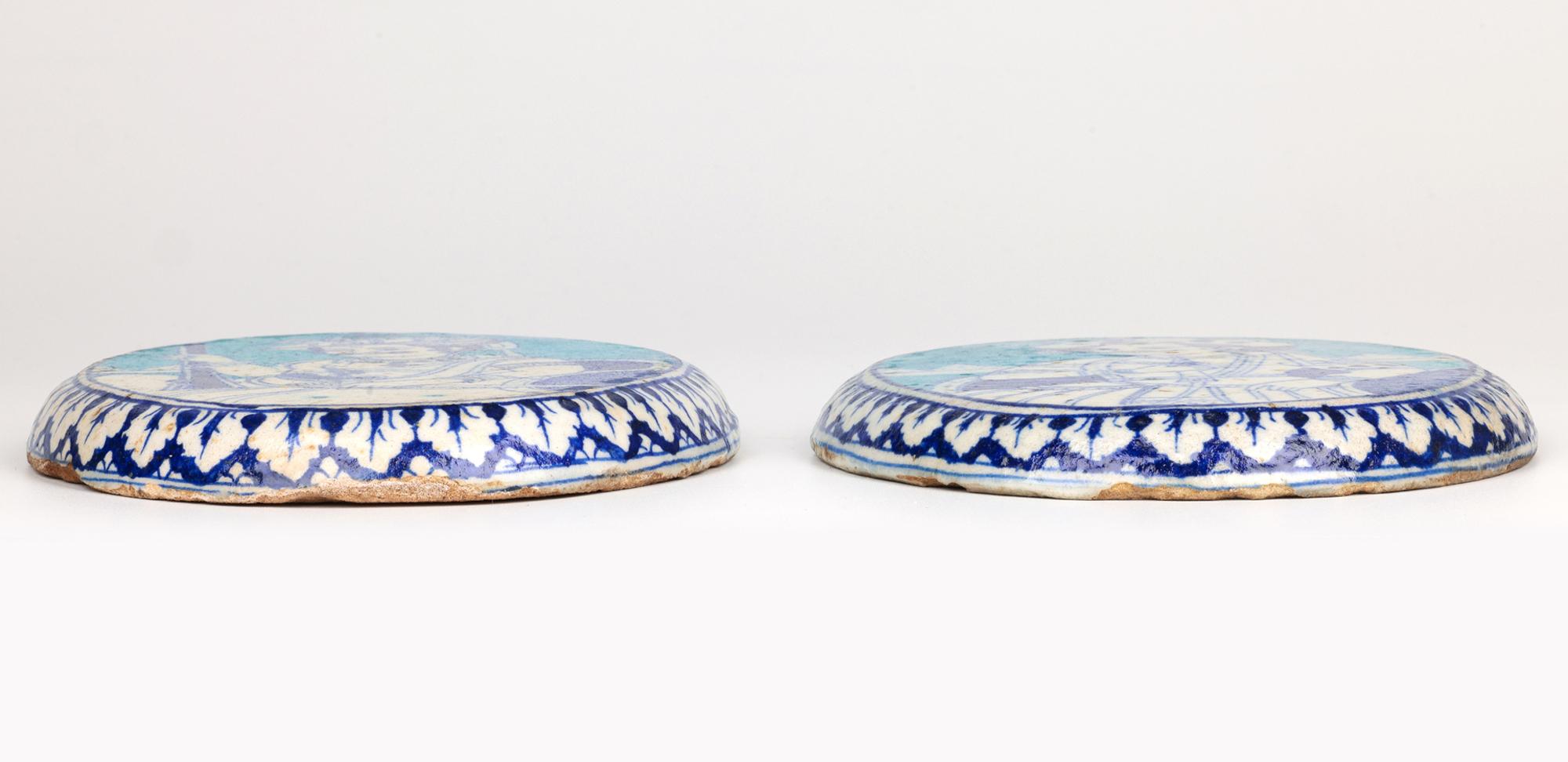 Indiano Coppia di placche in ceramica blu e bianca dipinte a mano Multani indiana Jaipur in vendita