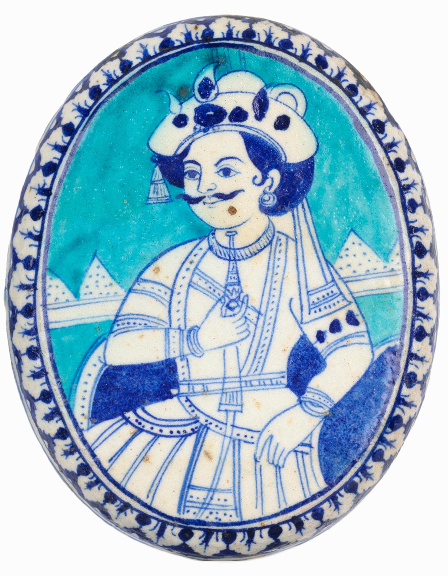 Smaltato Coppia di placche in ceramica blu e bianca dipinte a mano Multani indiana Jaipur in vendita