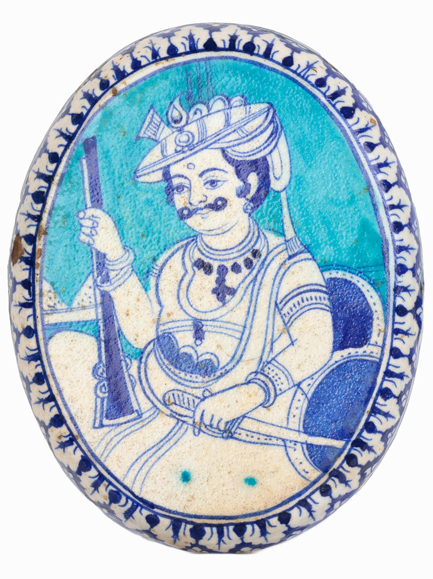 Coppia di placche in ceramica blu e bianca dipinte a mano Multani indiana Jaipur In condizioni buone in vendita a Bishop's Stortford, Hertfordshire