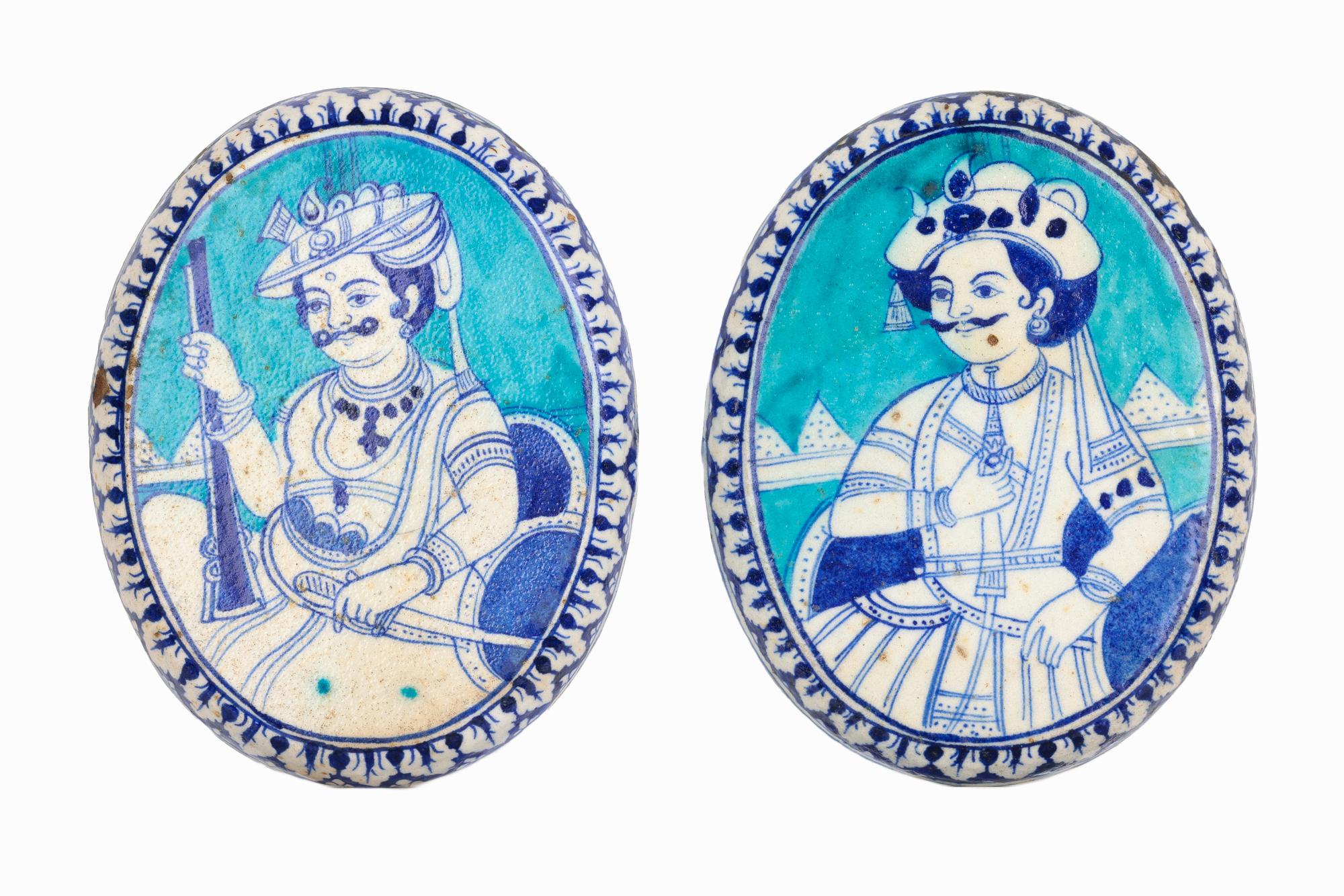 XIX secolo Coppia di placche in ceramica blu e bianca dipinte a mano Multani indiana Jaipur in vendita