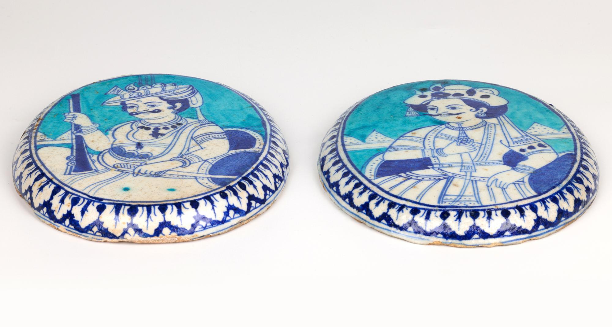 Cotto Coppia di placche in ceramica blu e bianca dipinte a mano Multani indiana Jaipur in vendita