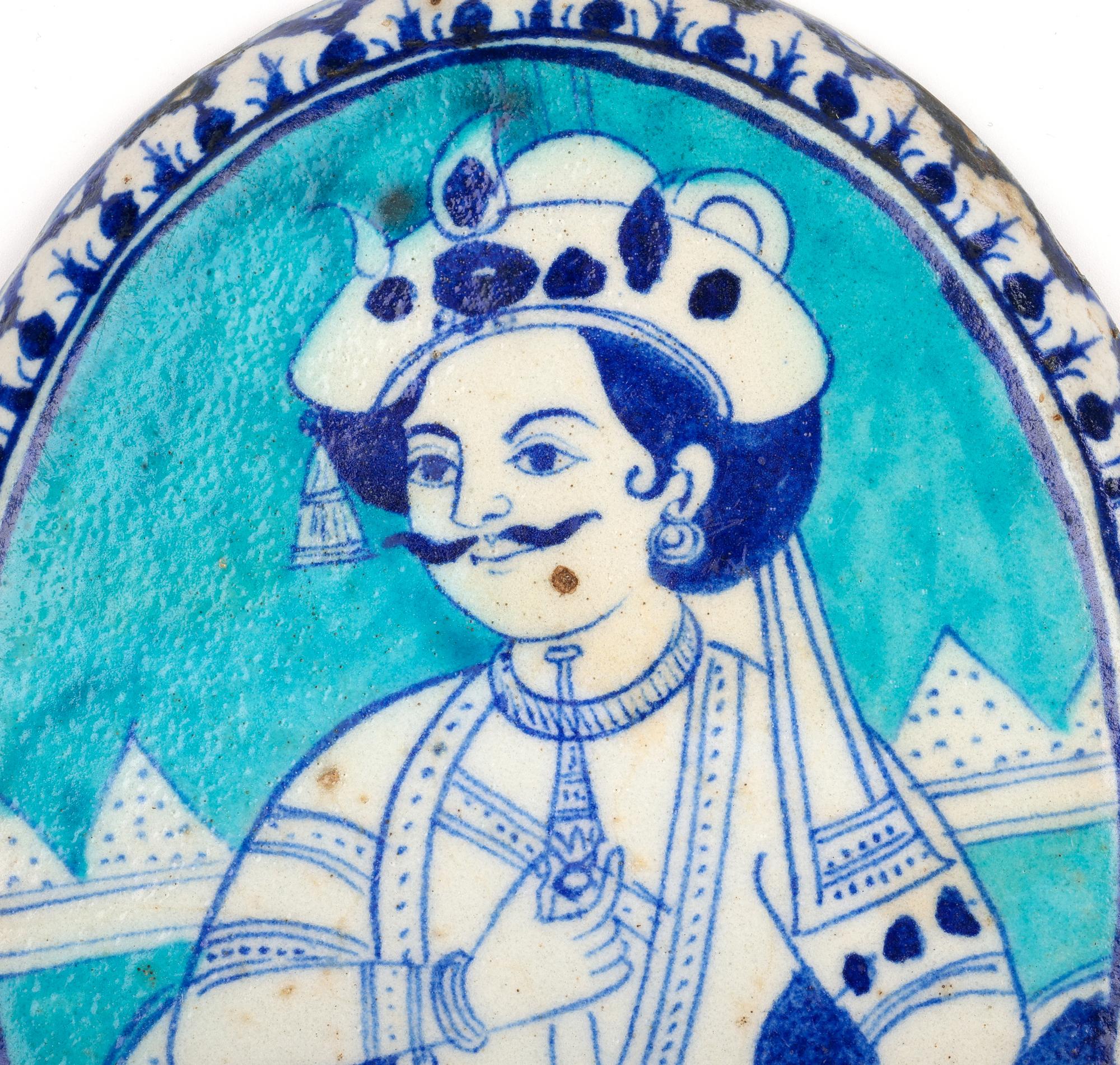 Coppia di placche in ceramica blu e bianca dipinte a mano Multani indiana Jaipur in vendita 1