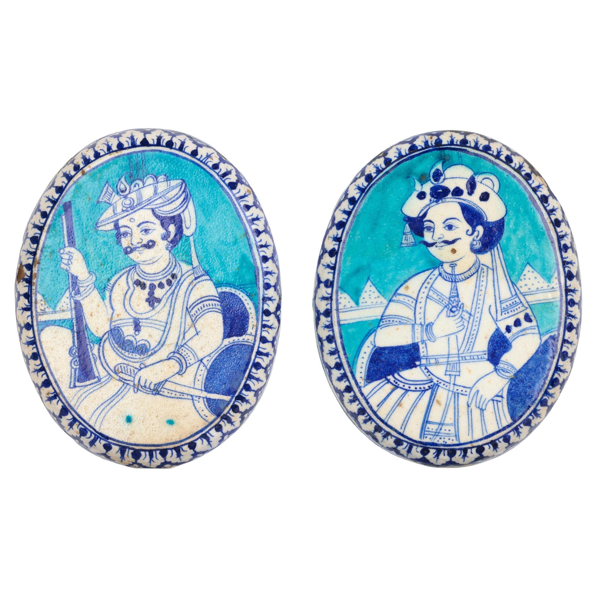 Coppia di placche in ceramica blu e bianca dipinte a mano Multani indiana Jaipur in vendita