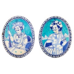 Coppia di placche in ceramica blu e bianca dipinte a mano Multani indiana Jaipur