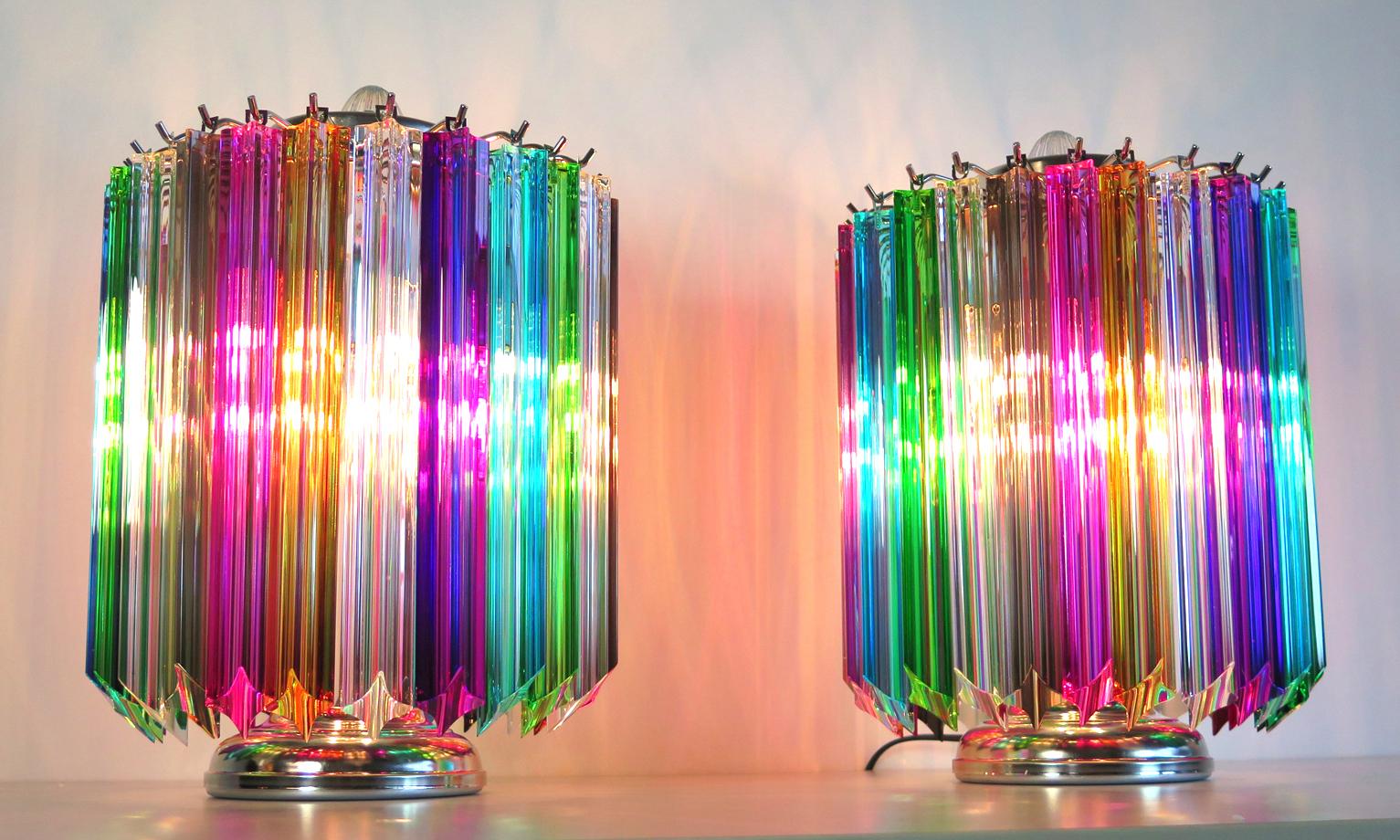 Tischleuchte Quadriedri mehrfarbig - Modell Mariangela
Magnificent Paar Tischlampen, 24 quadriedri Murano-Kristall mehrfarbigen Prisma für jede Lampe. Gestell aus vernickeltem Metall. Elegantes Möbelstück.
Zeitraum: Ende des 20.