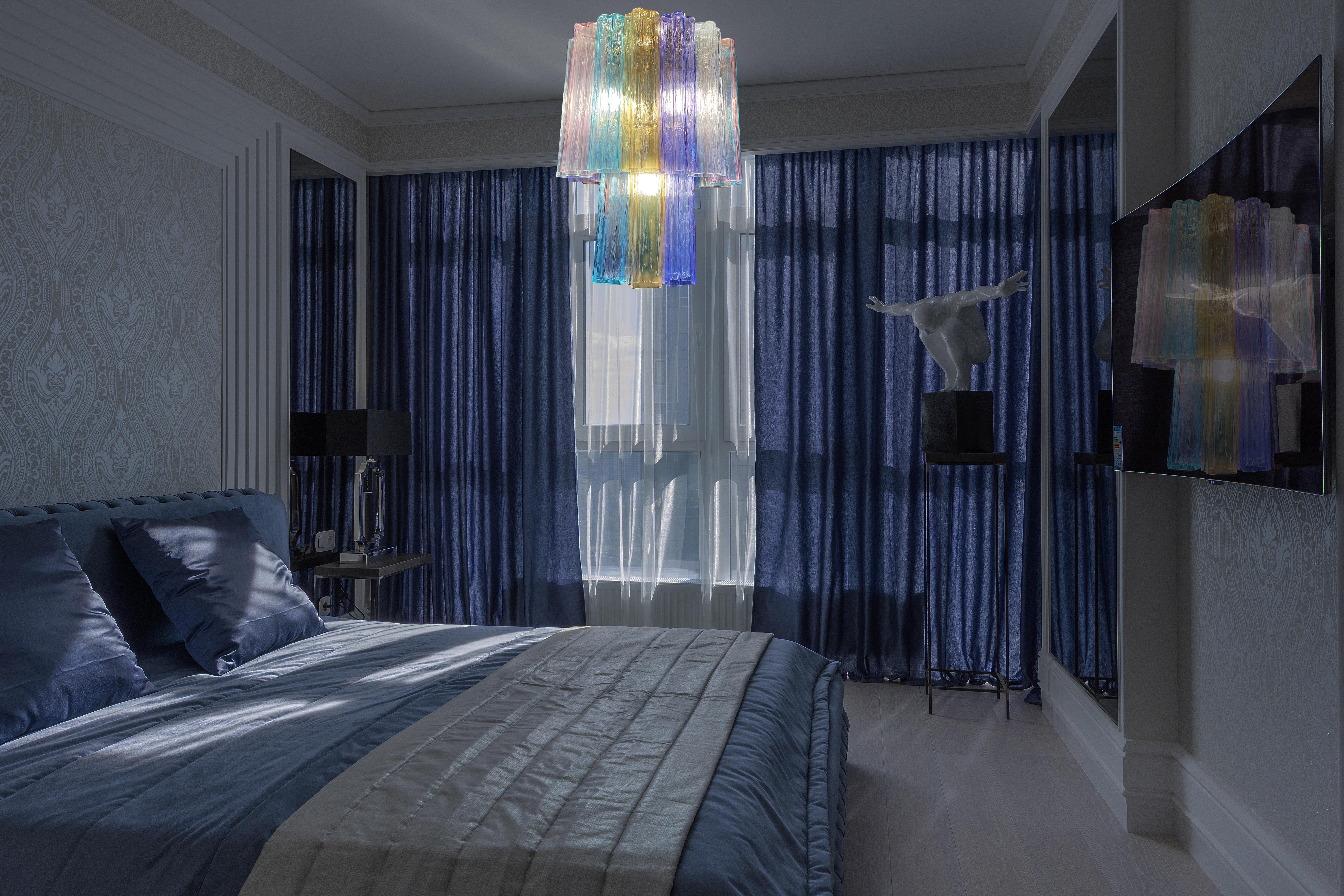 Lampadario multicolore di raffinata eleganza ispirato ai colori di Benetton. Realizzato con elementi in puro vetro di Murano. È disponibile anche una versione media e, se lo desideri, una versione più grande. Disponibile anche per 220 volt al di