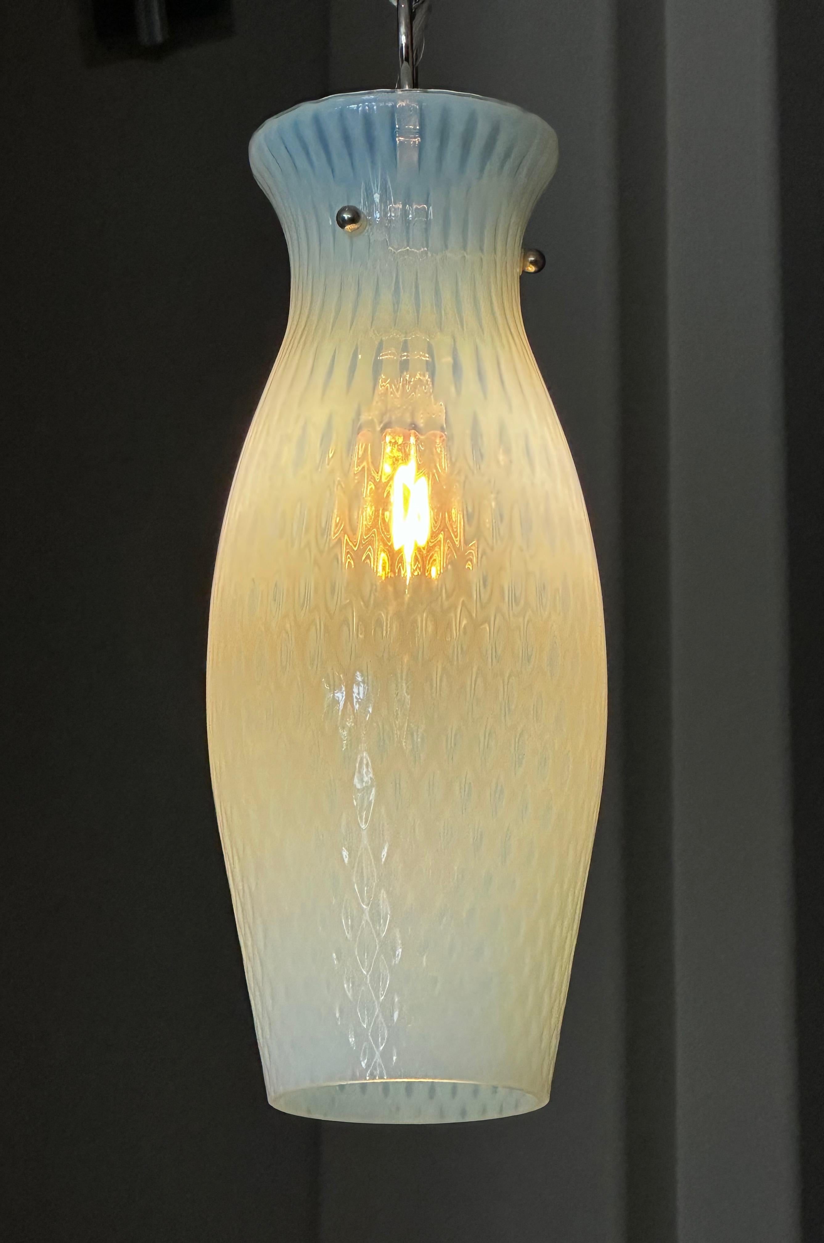 Paire de lampes à suspension en verre opalescent bleu de Murano en vente 9