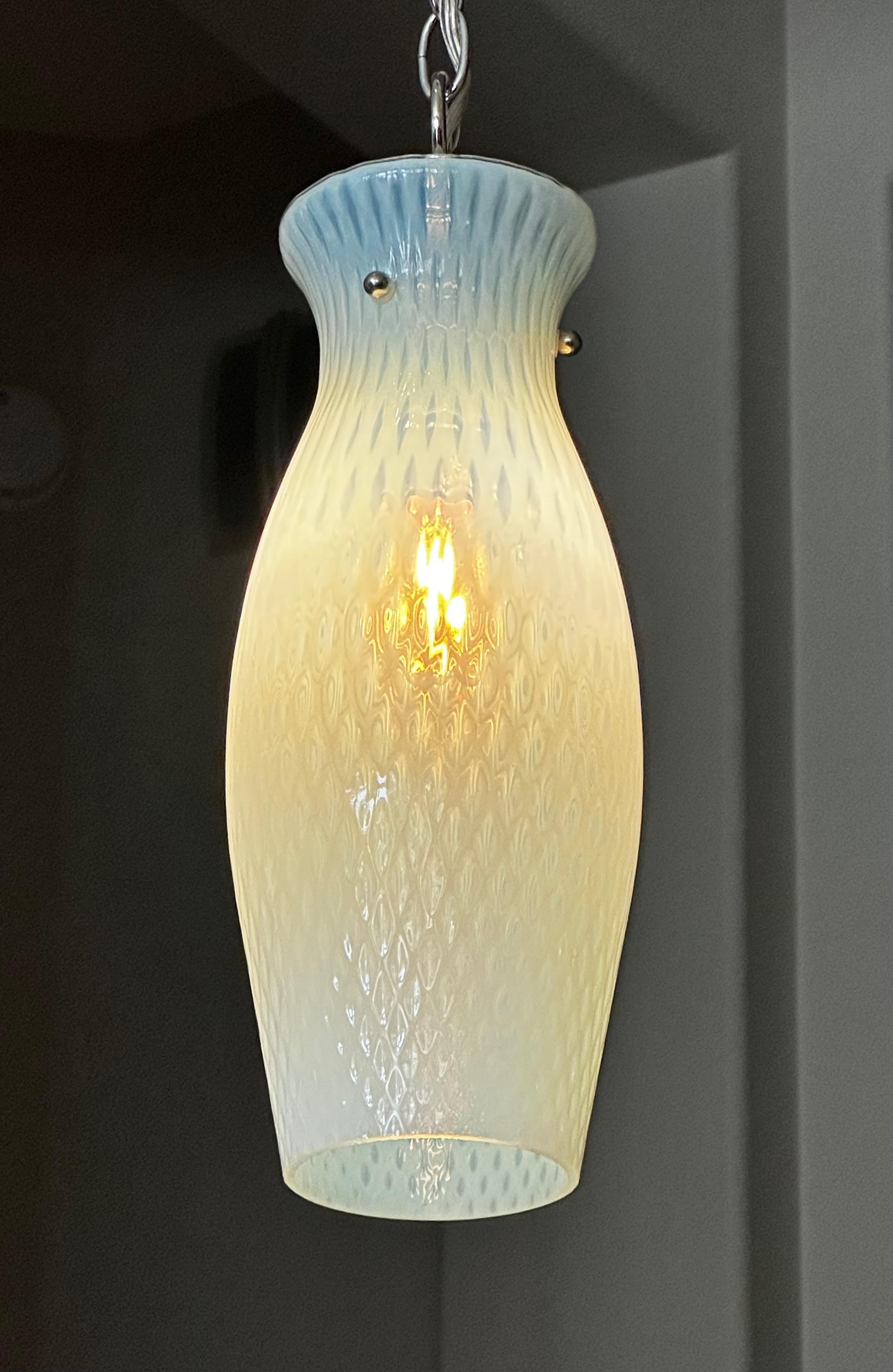Paire de lampes à suspension en verre opalescent bleu de Murano en vente 10