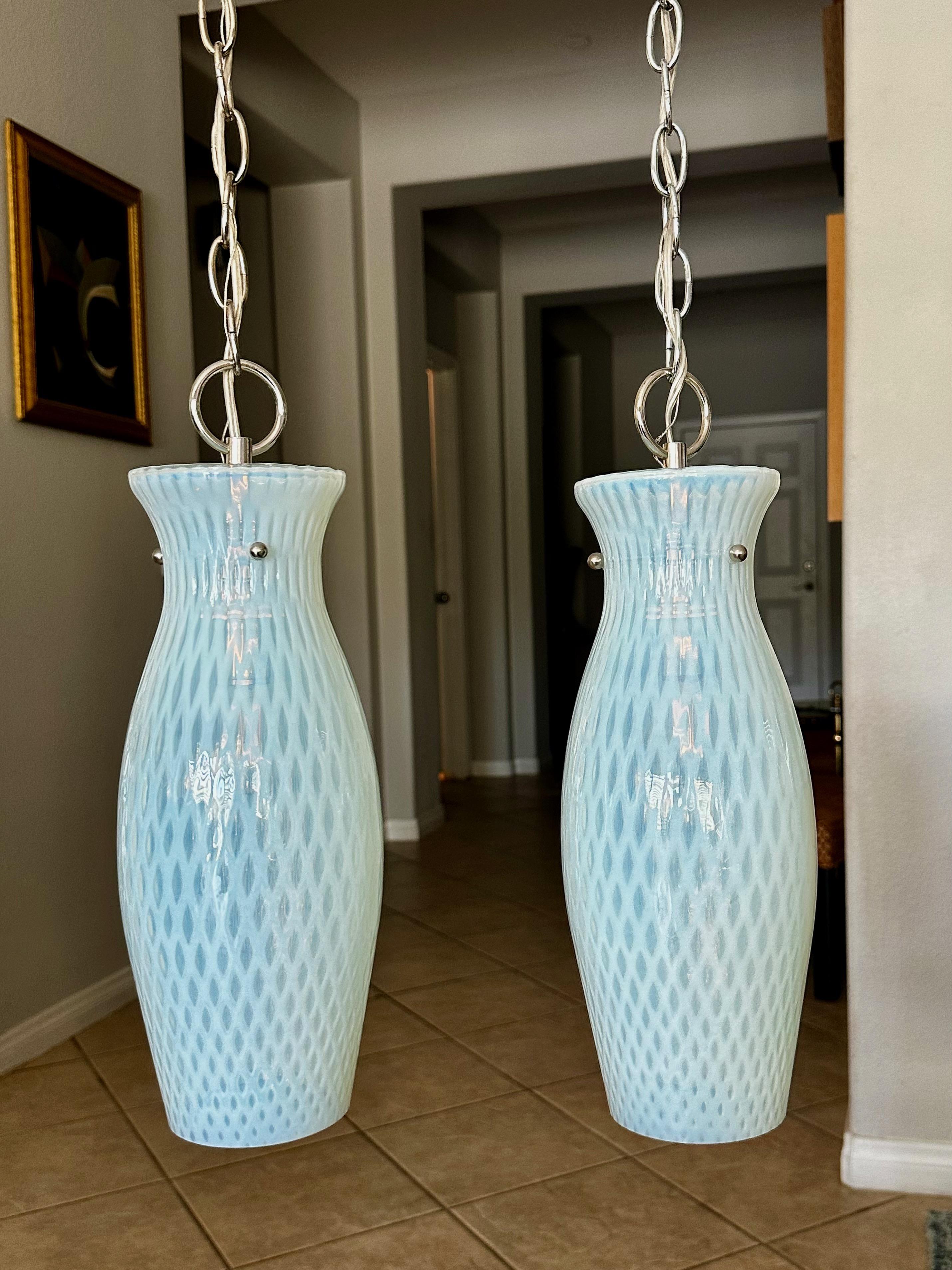 Métal Paire de lampes à suspension en verre opalescent bleu de Murano en vente