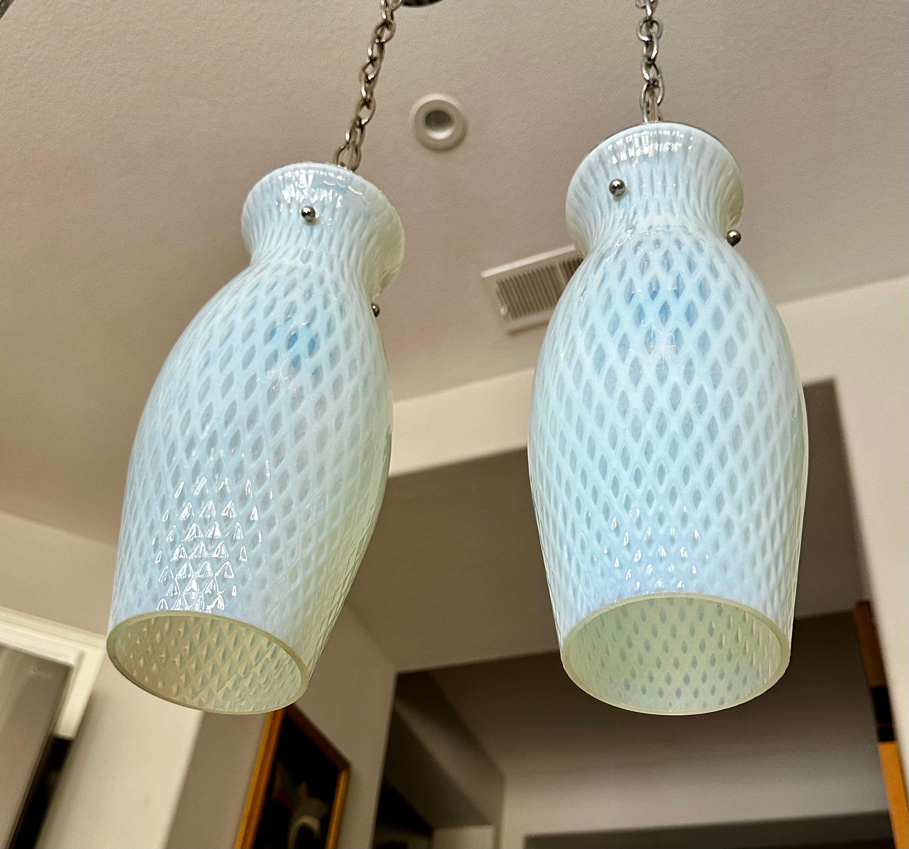 Paire de lampes à suspension en verre opalescent bleu de Murano en vente 1