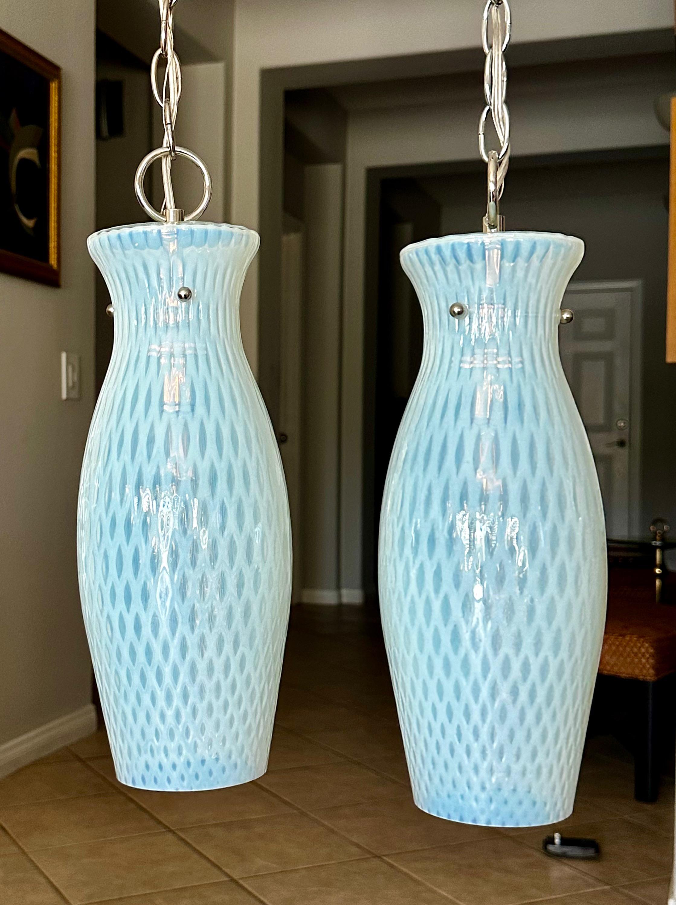 Paire de lampes à suspension en verre opalescent bleu de Murano en vente 3