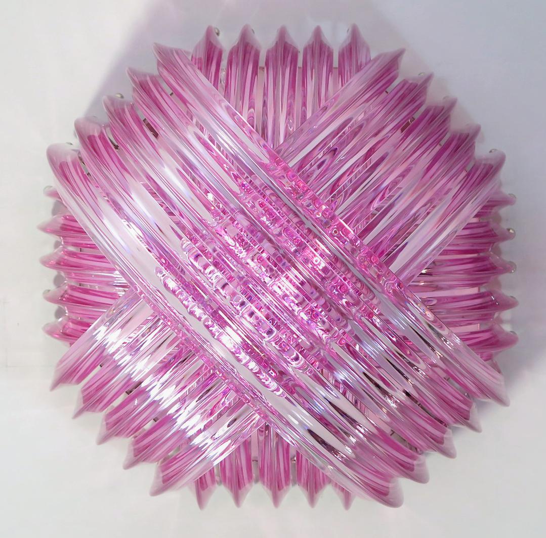 Paire de lustres ou de plafonniers en verre rose de Murano avec quatre couches de prismes de verre 
