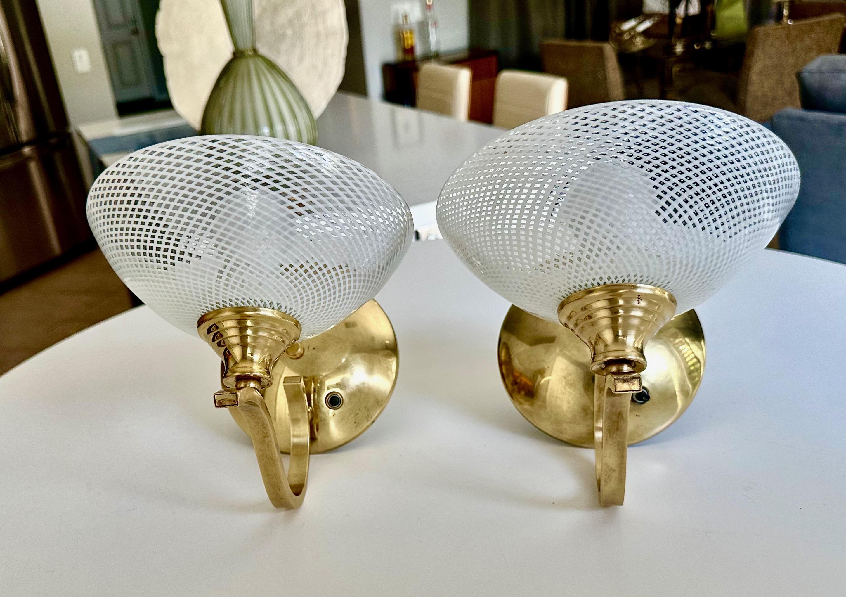 Italiano Coppia di lampade in vetro di Murano Deco Mezza Filigrana in vendita