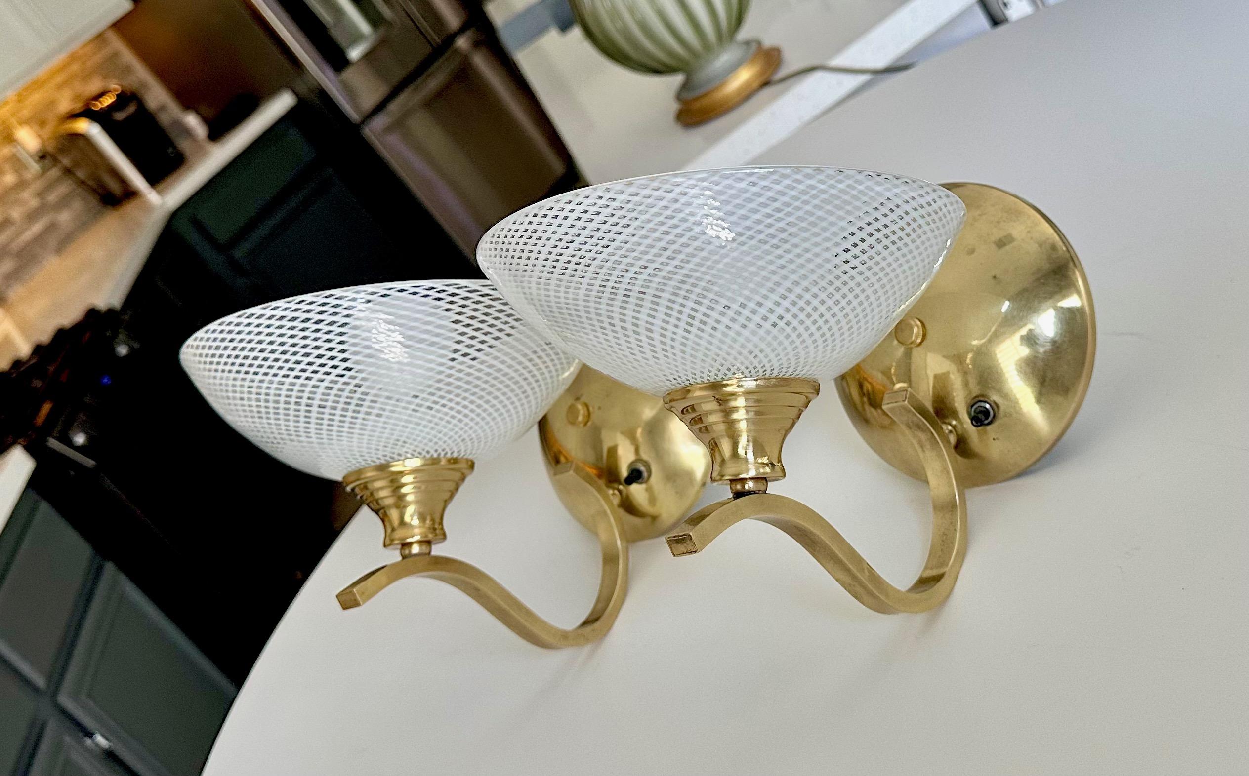 Metà XX secolo Coppia di lampade in vetro di Murano Deco Mezza Filigrana in vendita