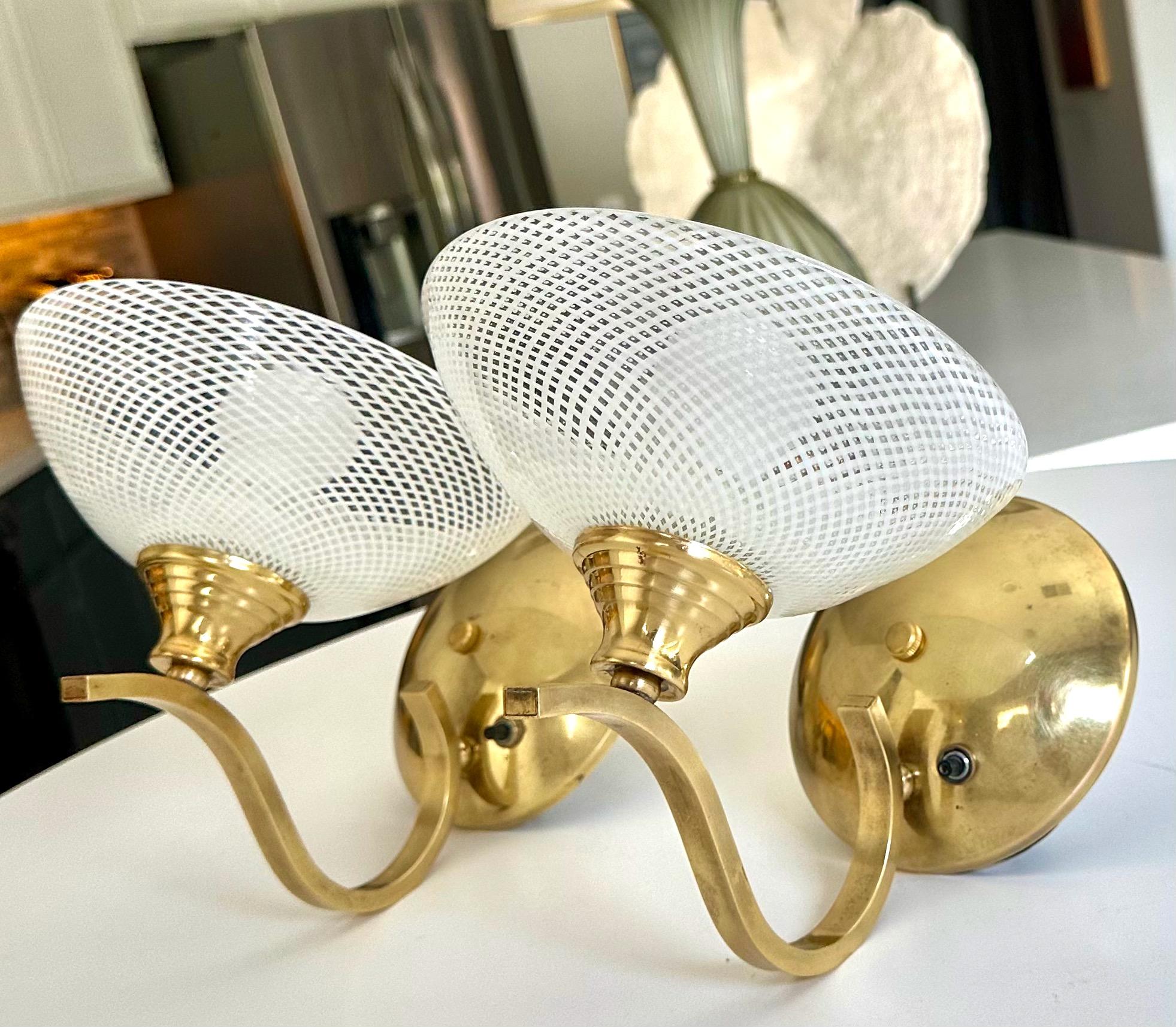Ottone Coppia di lampade in vetro di Murano Deco Mezza Filigrana in vendita