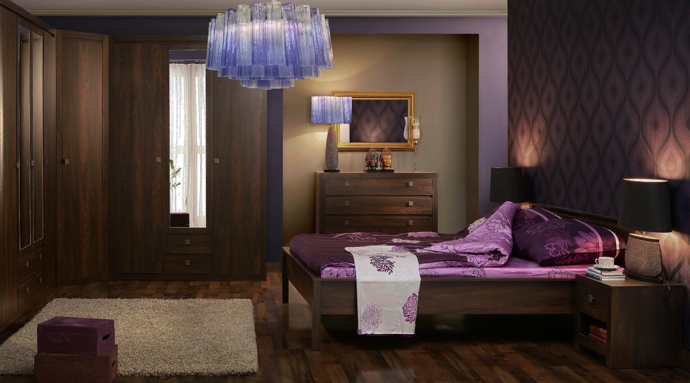 Paar italienische Kronleuchter aus Murano-Glas und vernickelter Metallstruktur. Die Rüstung aus poliertem Nickel trägt 101 große klare und ametistische Glasröhren in Sternform. Kann als Kronleuchter mit Kette oder als Deckenleuchte verwendet werden,