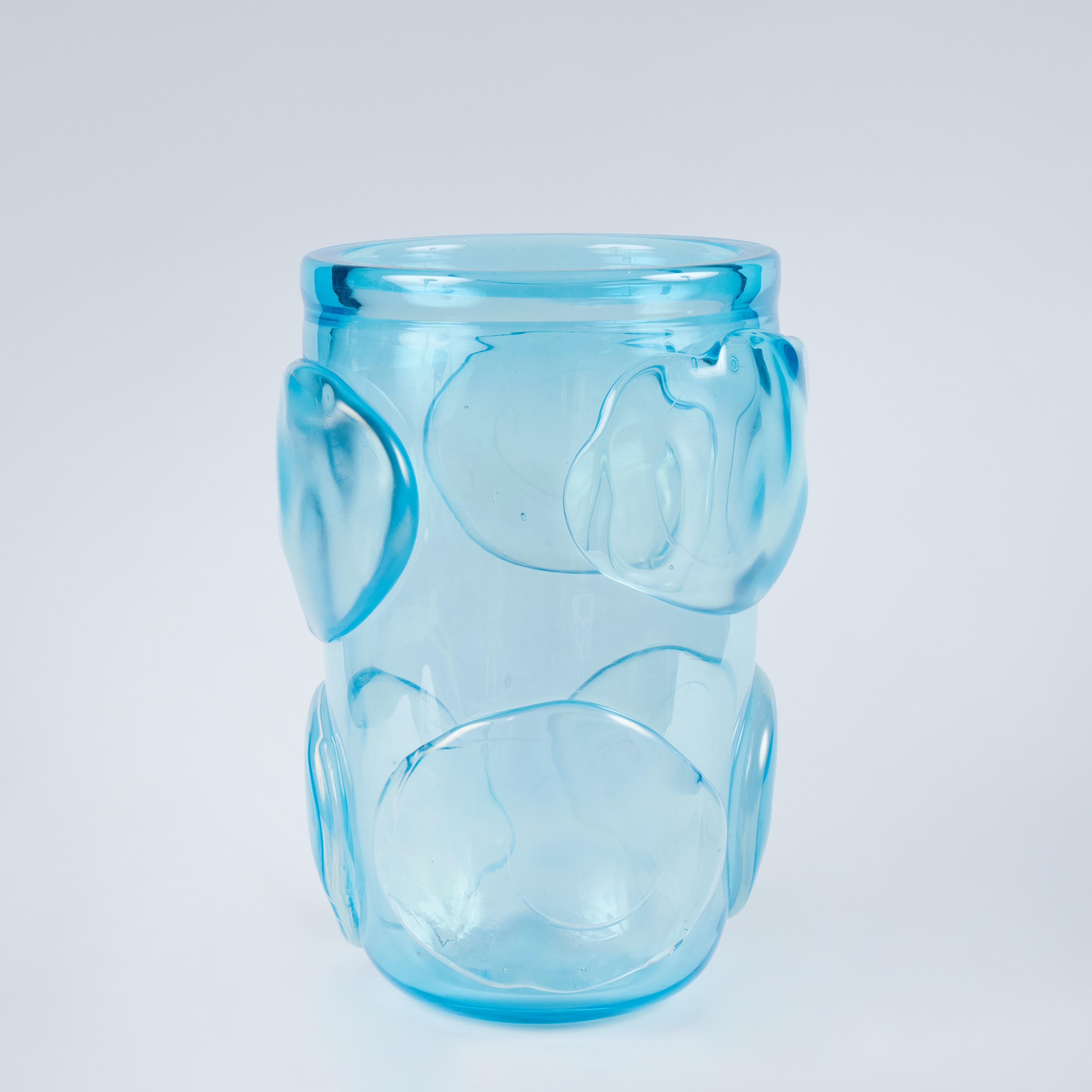 Paire de vases en verre de Murano soufflés à la main, avec un design 3D, dans une magnifique nuance de bleu.