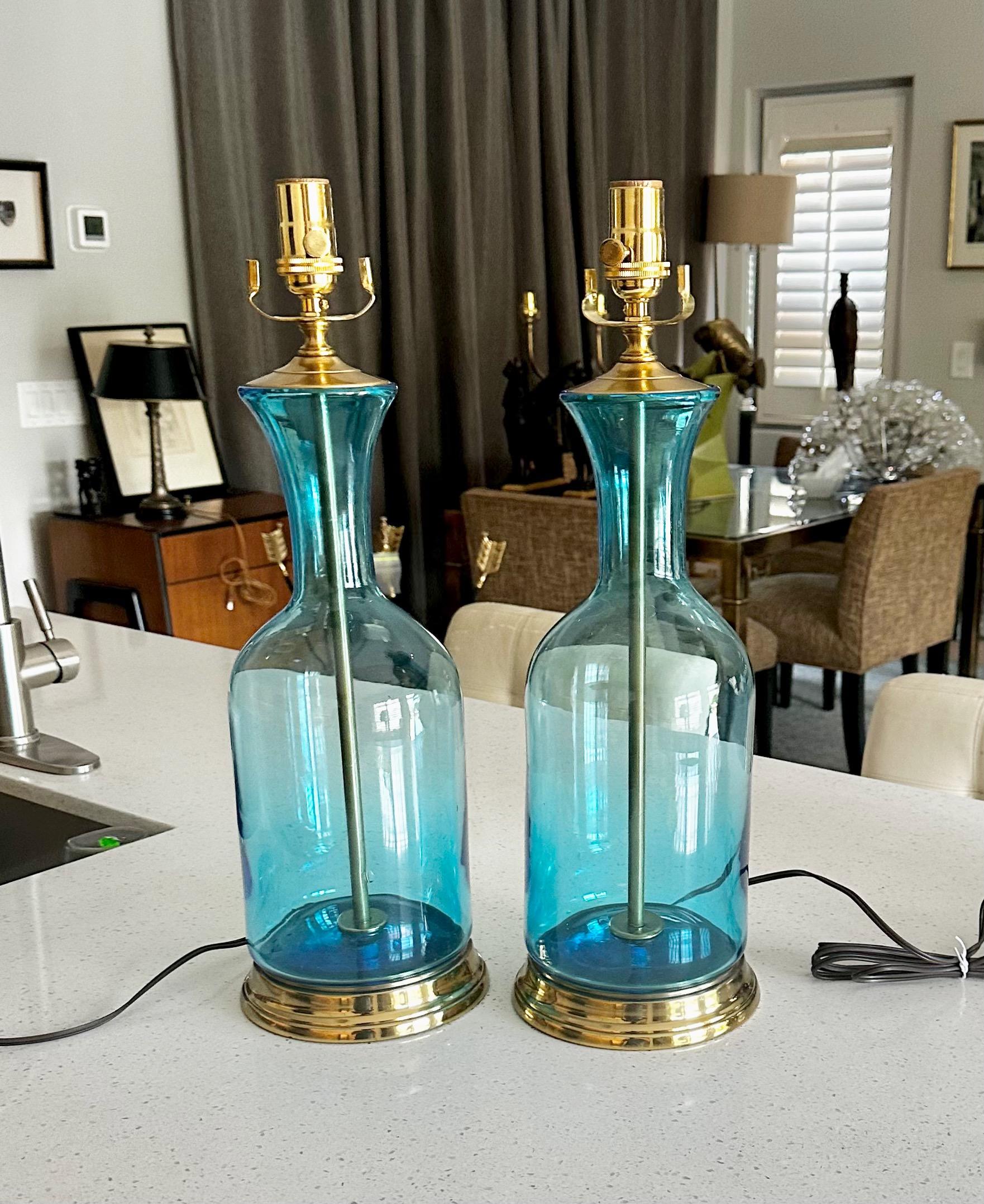 Paire de lampes de table italiennes Murano, soufflées à la main, de couleur bleu clair, montées sur des bases métalliques en laiton. Nouveau câblage avec de nouvelles prises à 3 voies et des cordons. Hauteur du verre seul 15