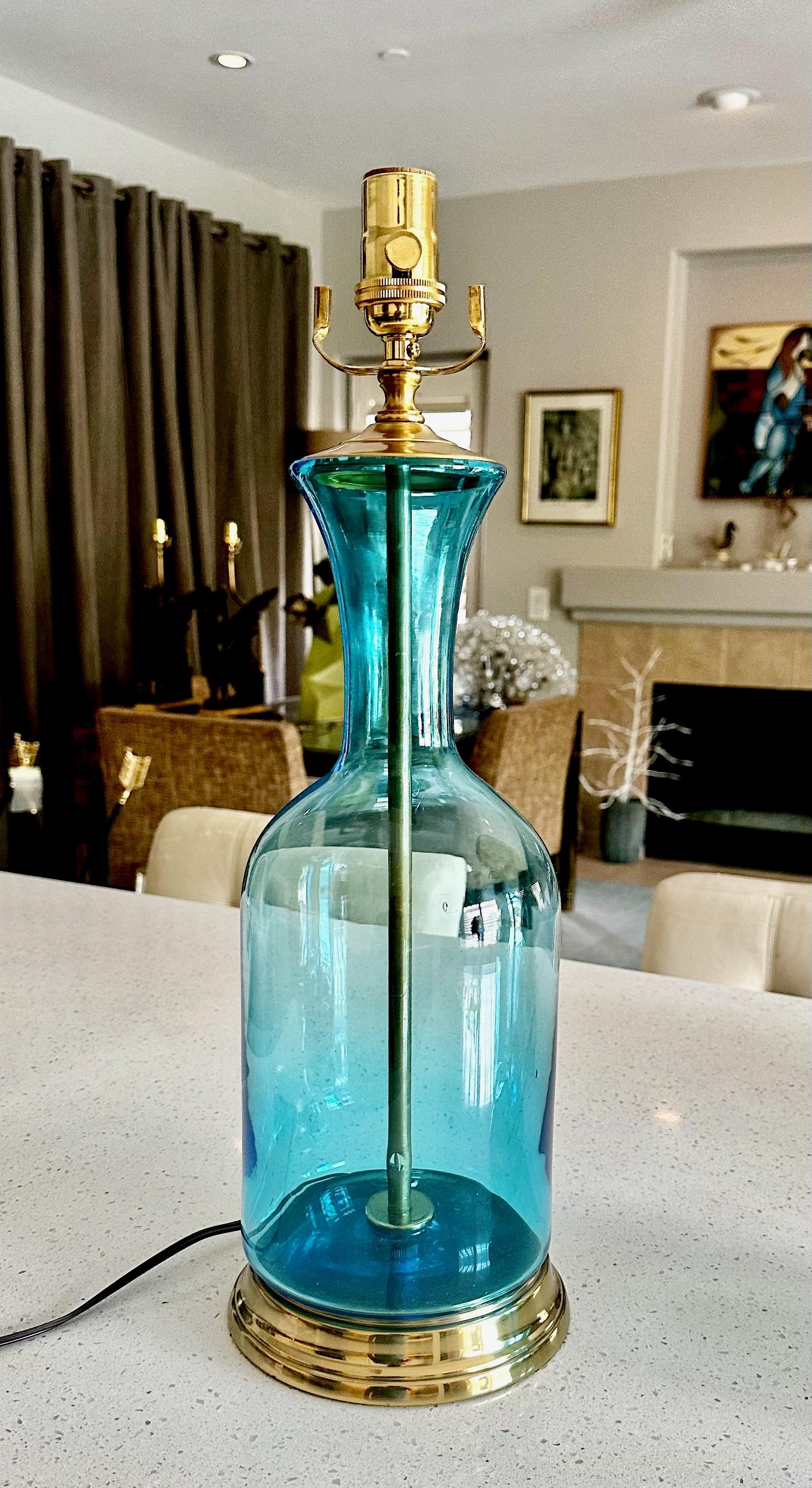 Laiton Paire de lampes de bureau italiennes bleu de Murano en vente