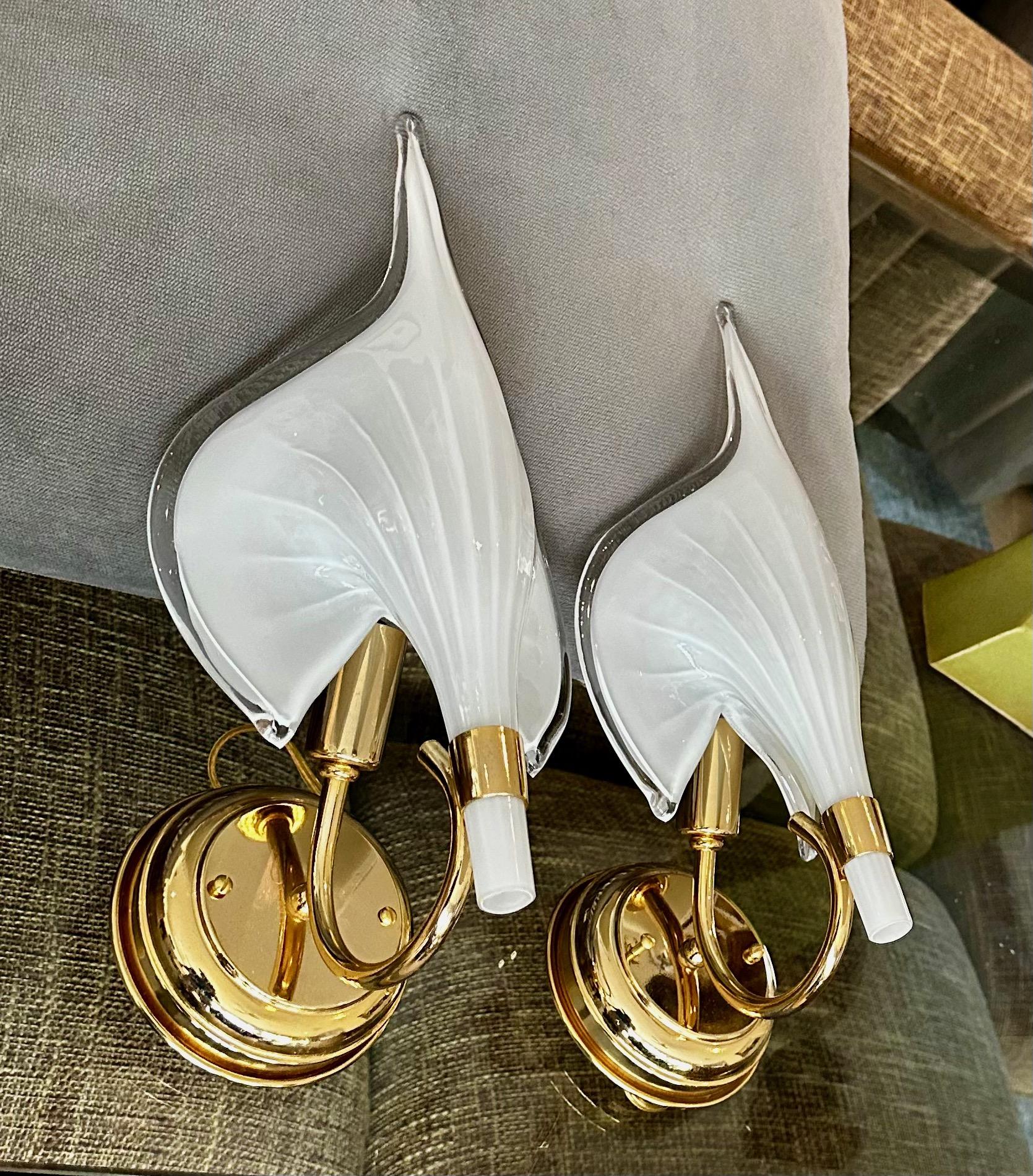 Pair Murano Italian White Calla Lily Glass Wall Sconces en vente 4