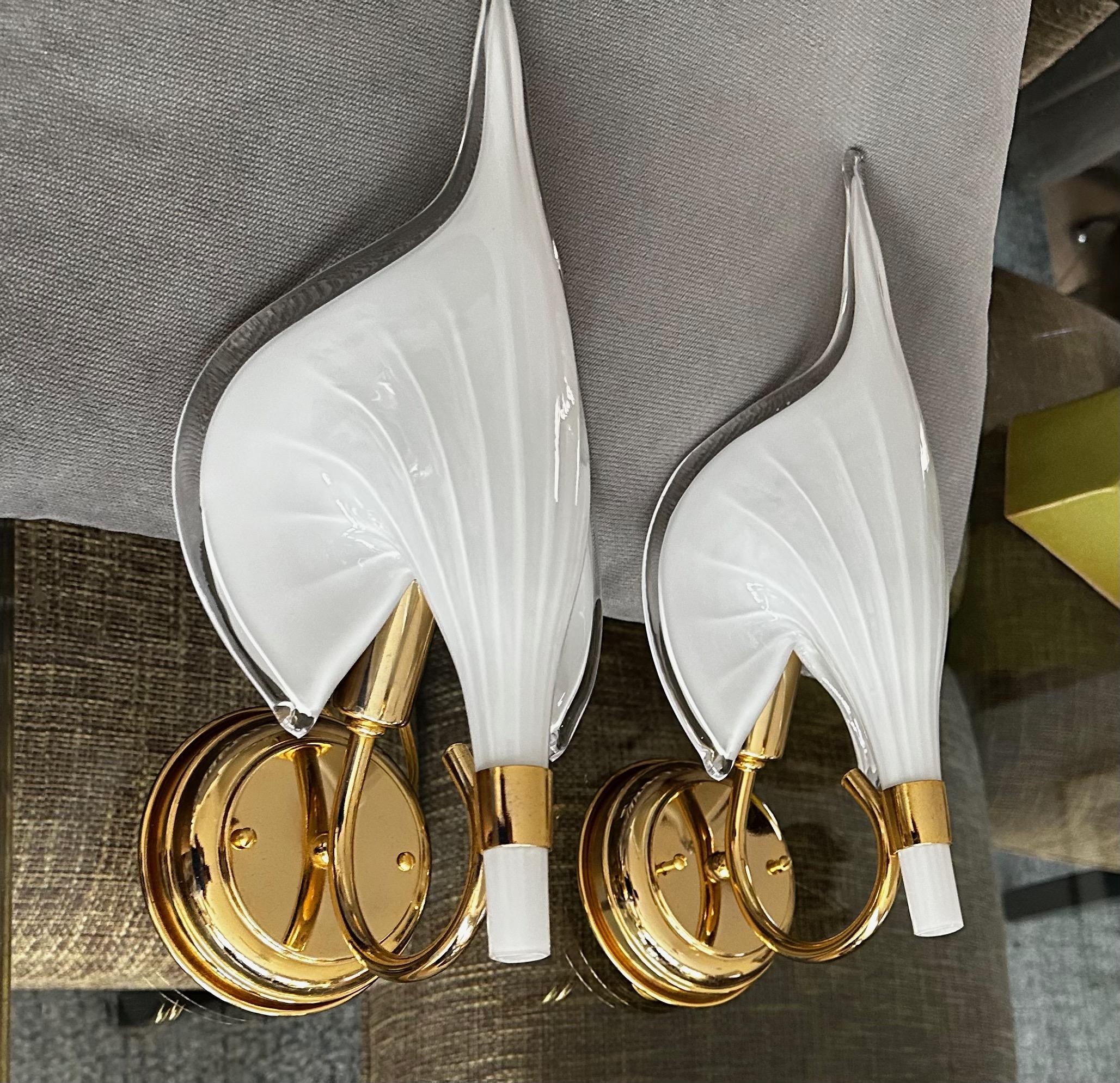 italien Pair Murano Italian White Calla Lily Glass Wall Sconces en vente