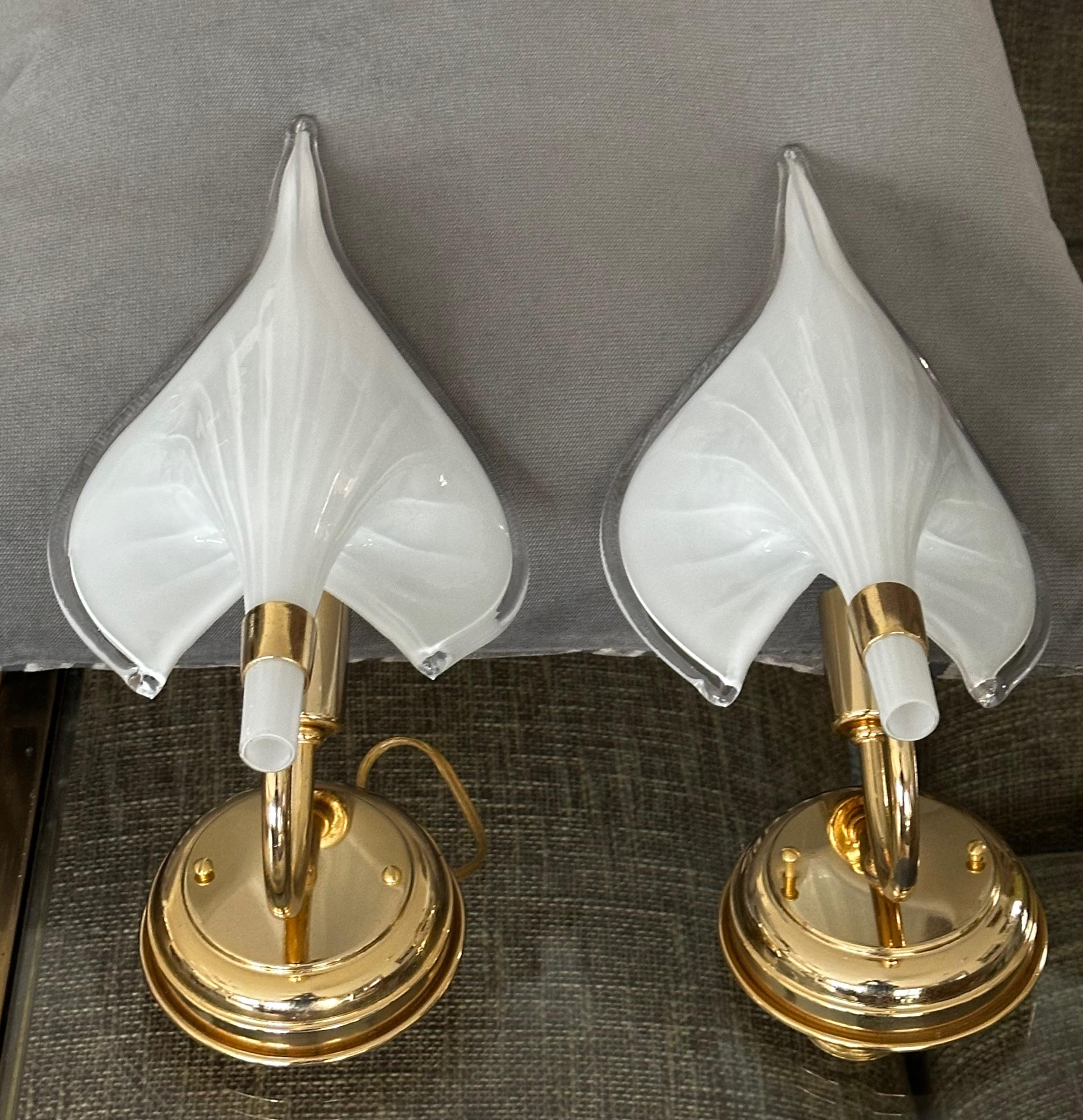 Pair Murano Italian White Calla Lily Glass Wall Sconces Bon état - En vente à Palm Springs, CA