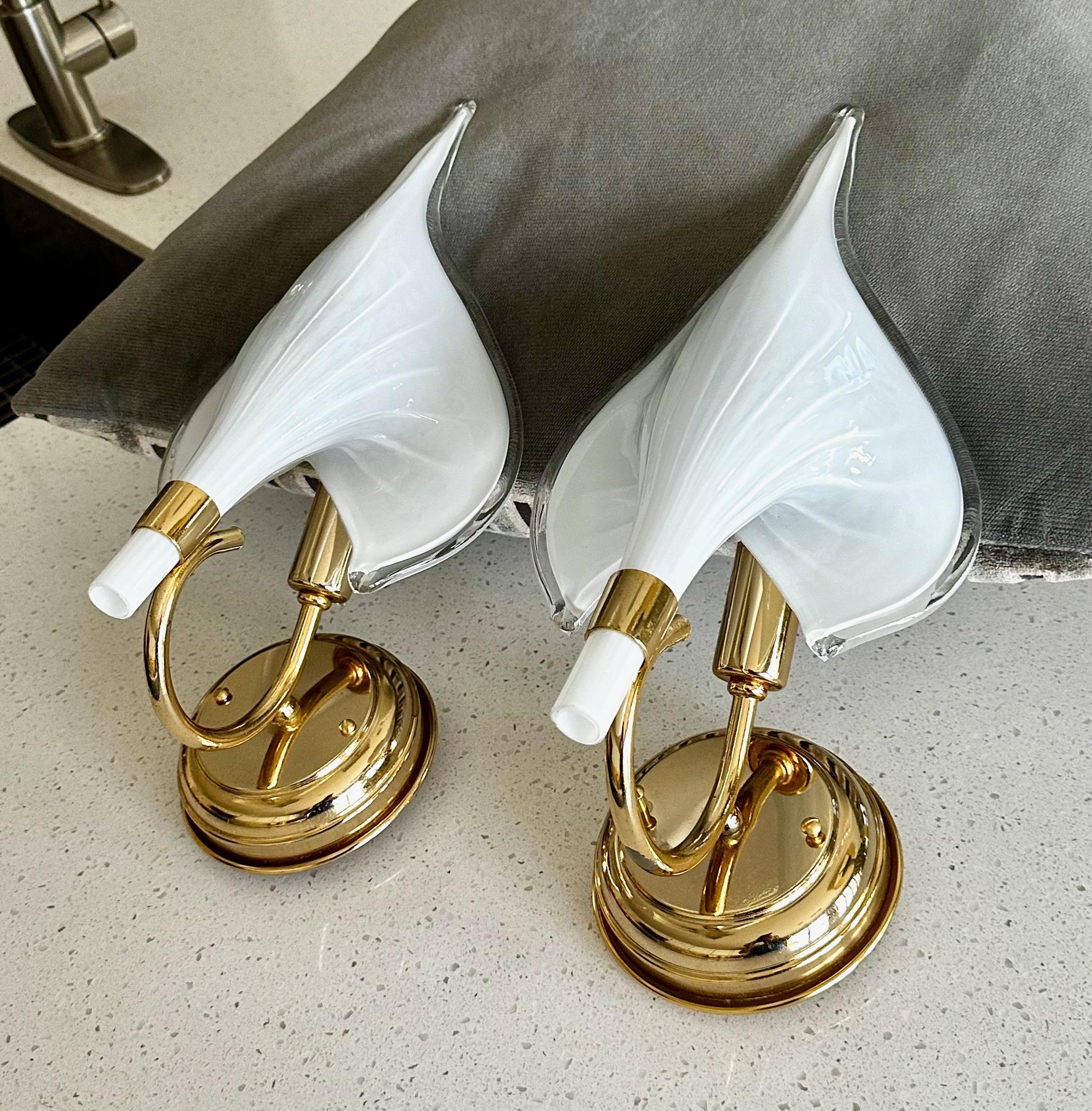 Fin du 20e siècle Pair Murano Italian White Calla Lily Glass Wall Sconces en vente