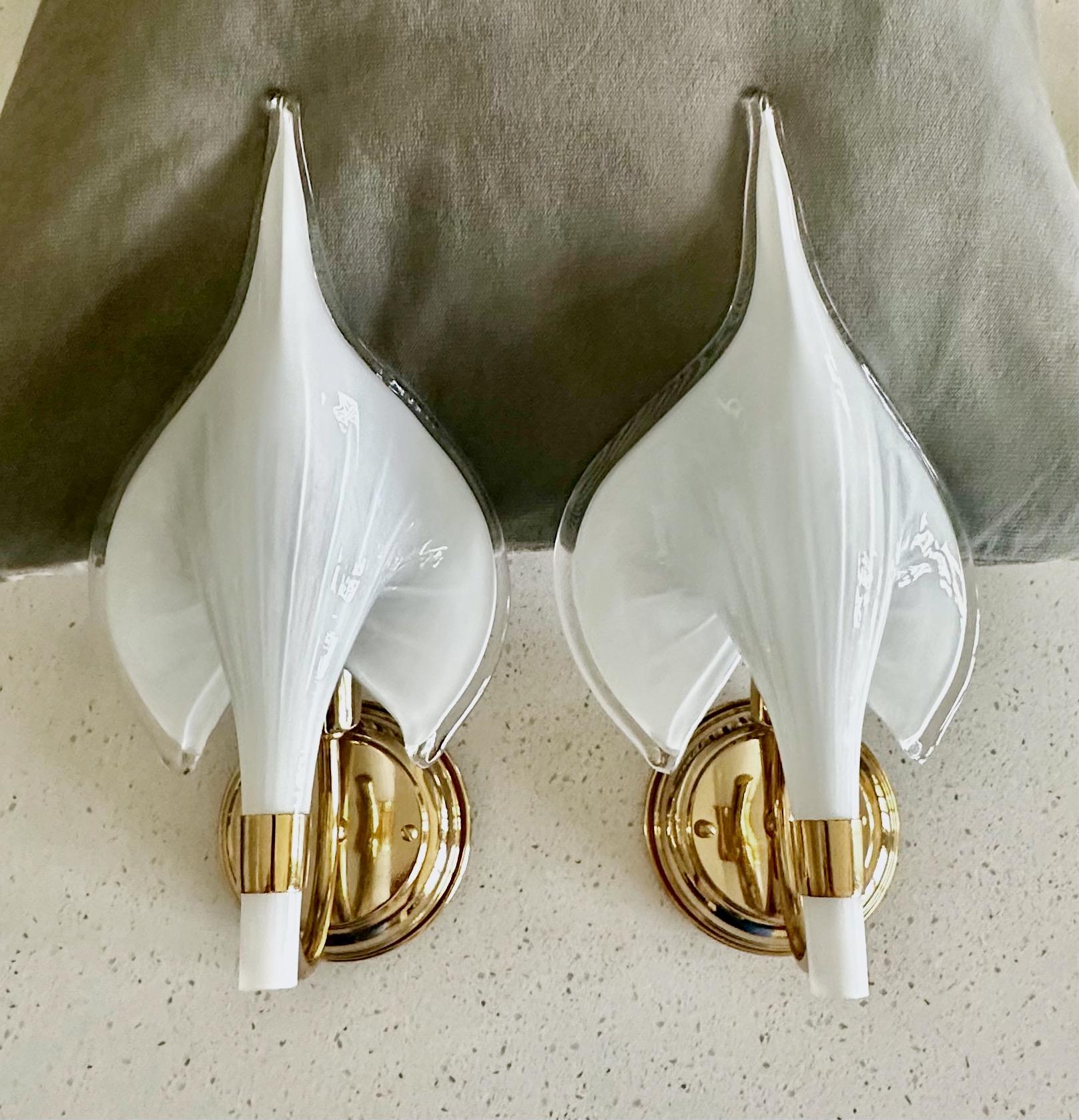 Laiton Pair Murano Italian White Calla Lily Glass Wall Sconces en vente