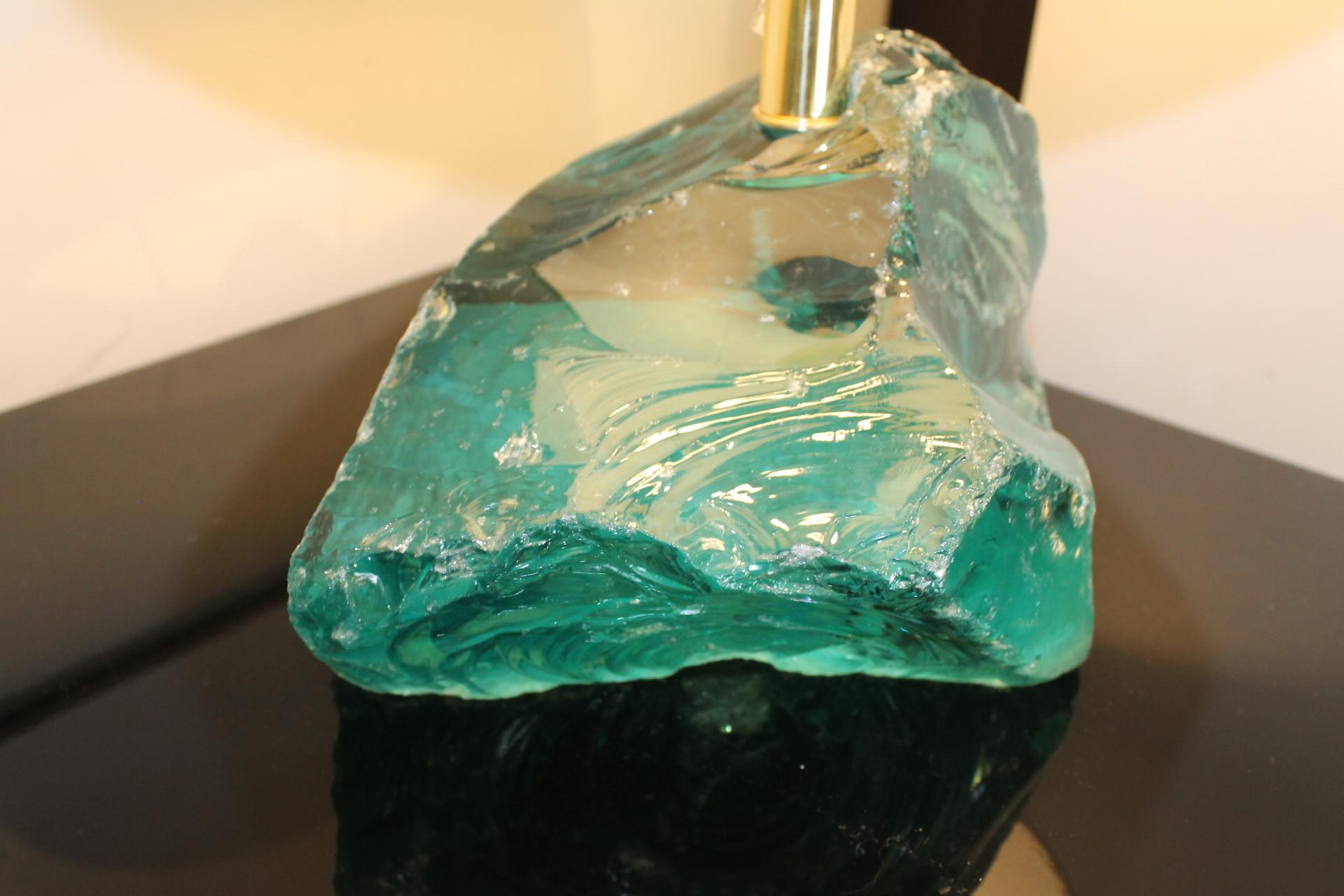 Paire de lampes Murano assimilées à une pierre de roche, couleur de bleu turquoise transparent.
Elles sont dotées d'un abat-jour ovale blanc
Moderniste